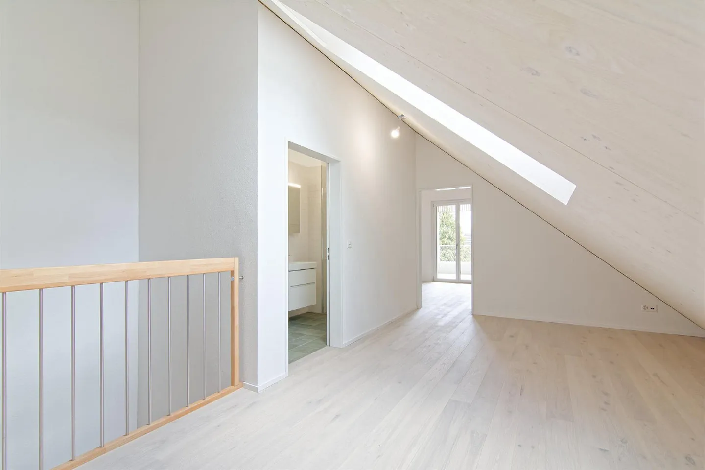 Appartement en attique attrayant de 4,5 pièces avec deux loggias - Photo 7 sur 11