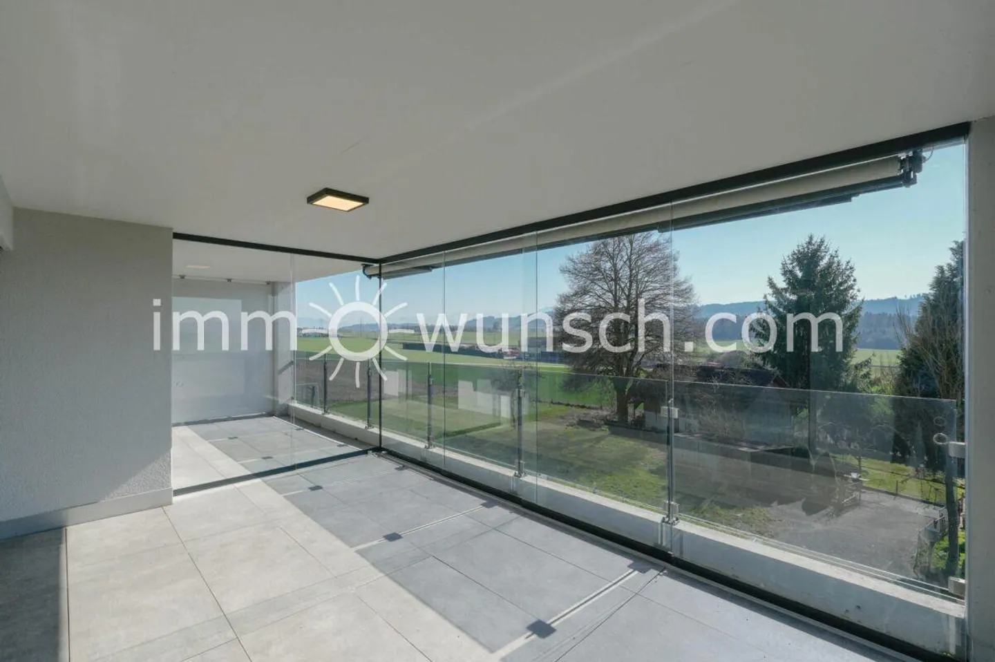 Modern 3½ room apartment, partially glazed balcony, magnificent distant view - Photo 2 of 11