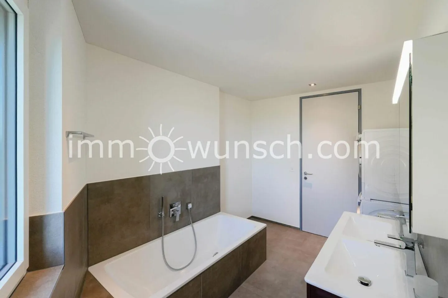 Modern 3½ room apartment, partially glazed balcony, magnificent distant view - Photo 8 of 11