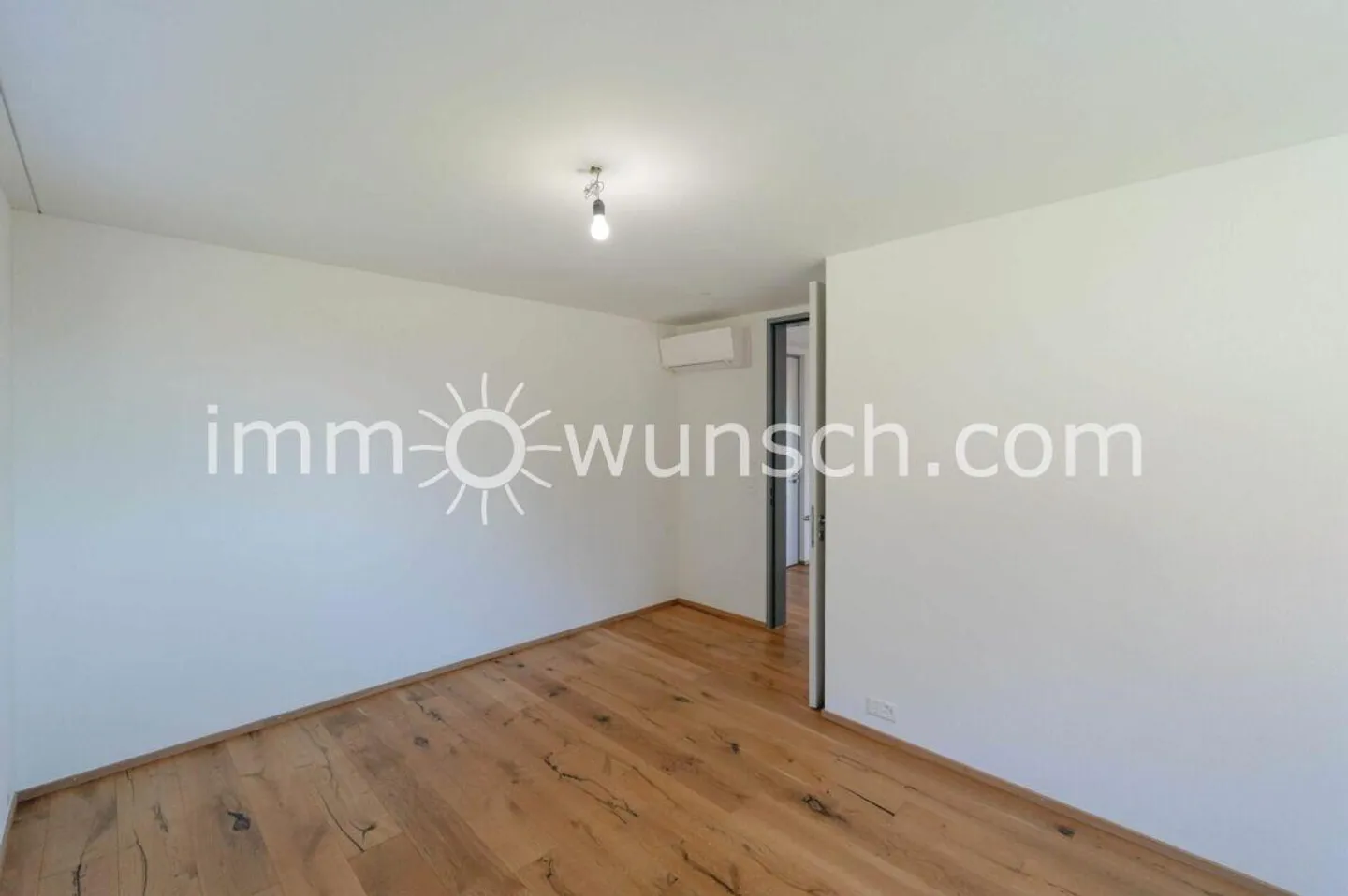 Modern 3½ room apartment, partially glazed balcony, magnificent distant view - Photo 10 of 11