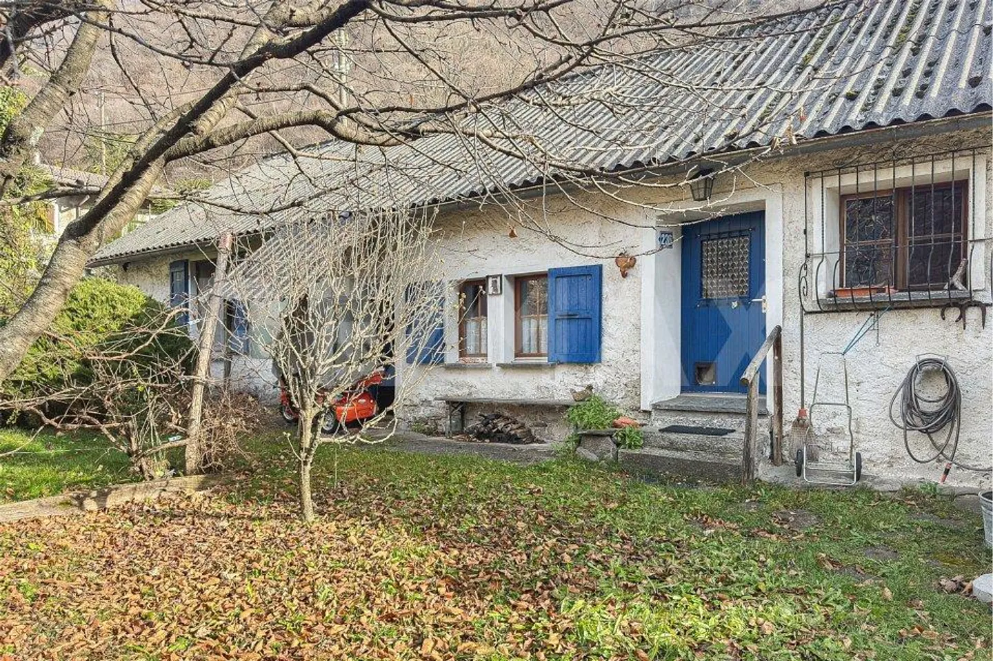 Casa con giardino da ristrutturare - Foto 2 di 12