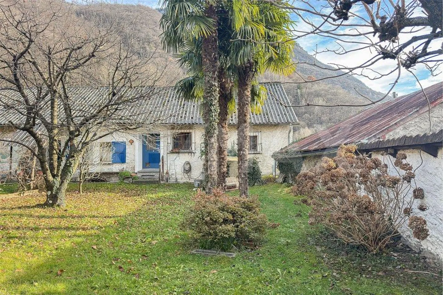 Casa con giardino da ristrutturare - Foto 3 di 12