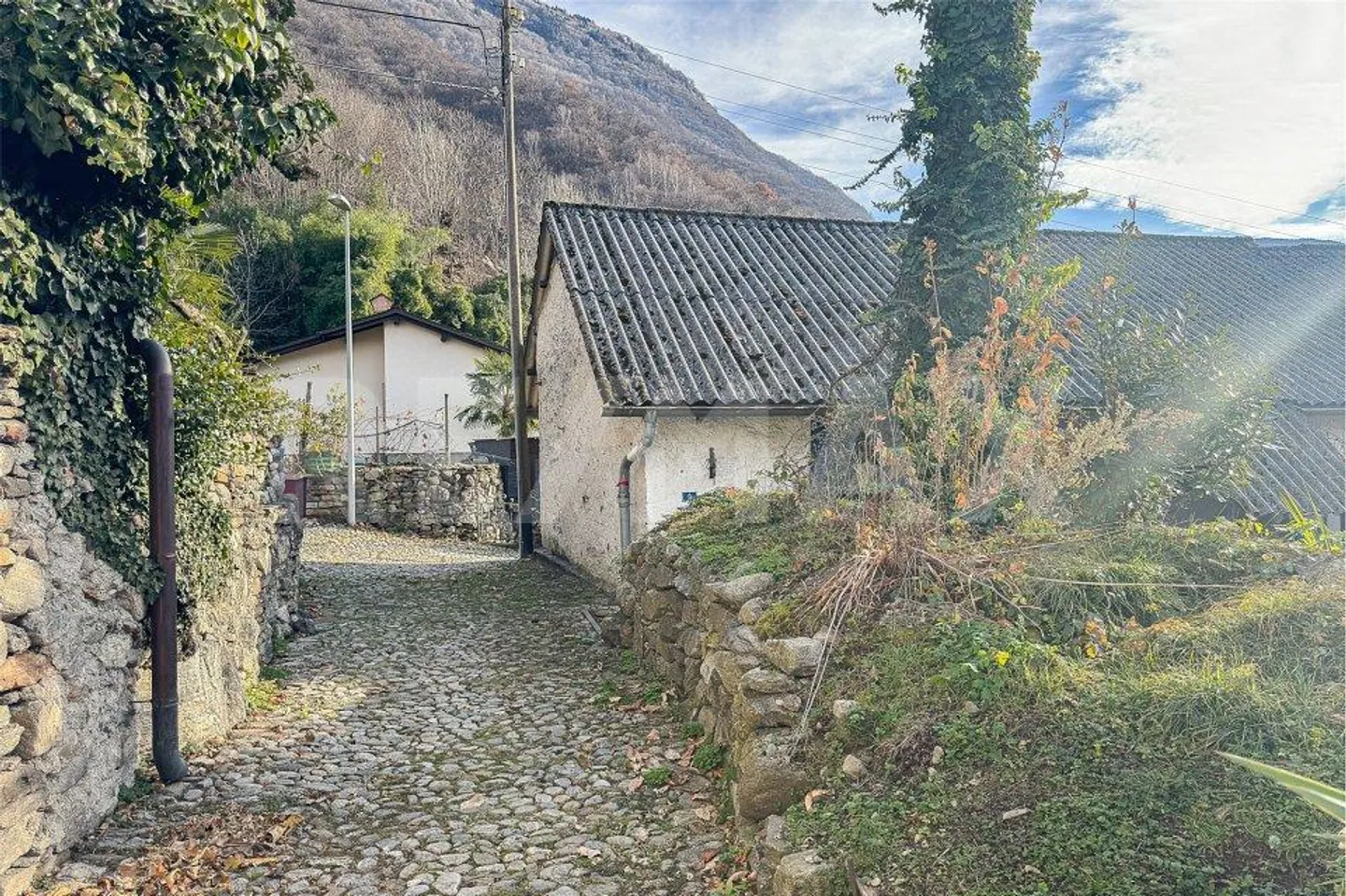 Casa con giardino da ristrutturare - Foto 4 di 12