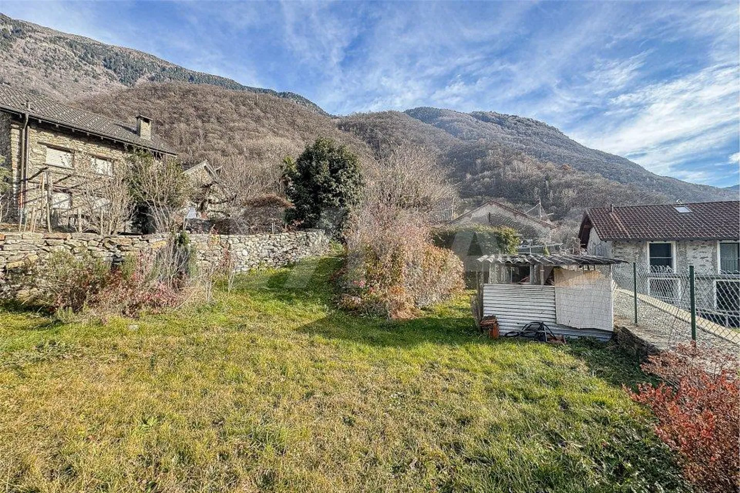 Casa con giardino da ristrutturare - Foto 7 di 12