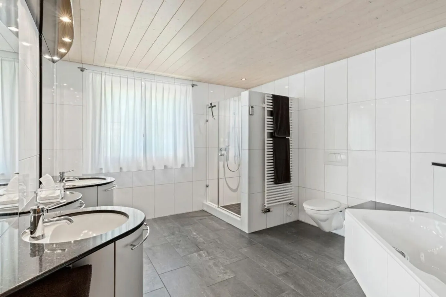 Exclusive Villa with Wellness Area, Swimming Pool and a Unique Wine Cellar - Photo 16 of 25
