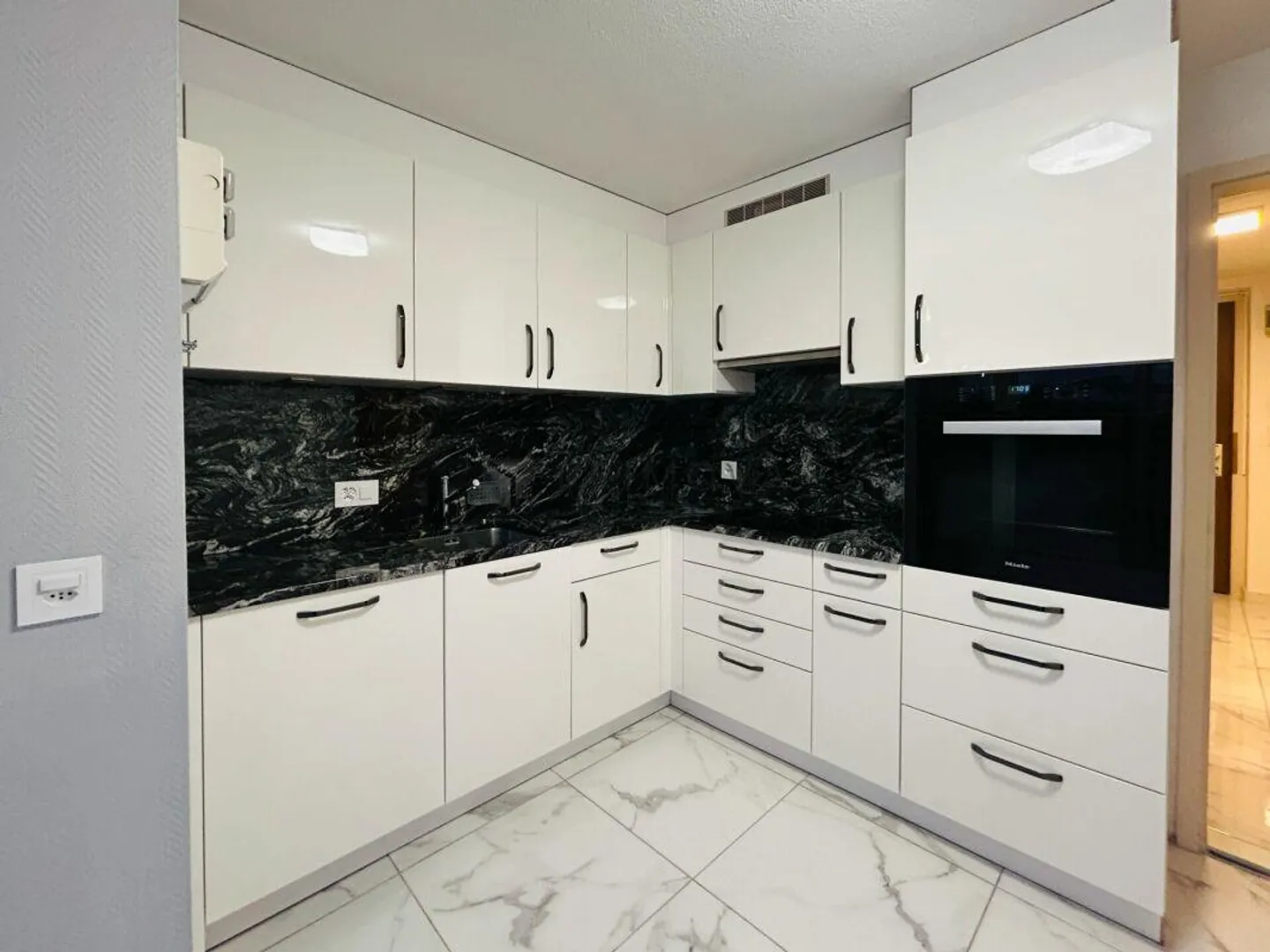 Modernized 5.5 Room - Corner Terraced House with Conservatory in Prime Residential Location - Photo 3 of 8