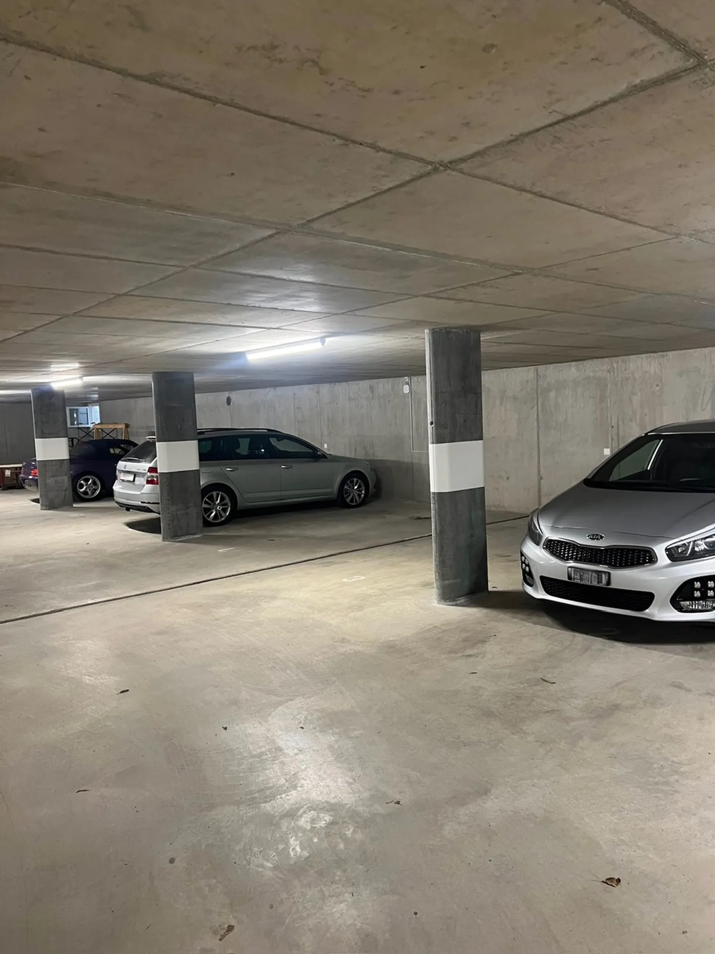 In affitto posto auto interno in parcheggio sotterraneo chiuso - Foto 1 di 2