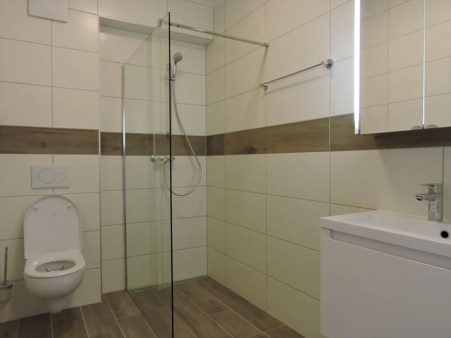 FOR RENT - 25 M² COMMERCIAL SPACE Ideal for Self-Employment - Photo 1 of 3