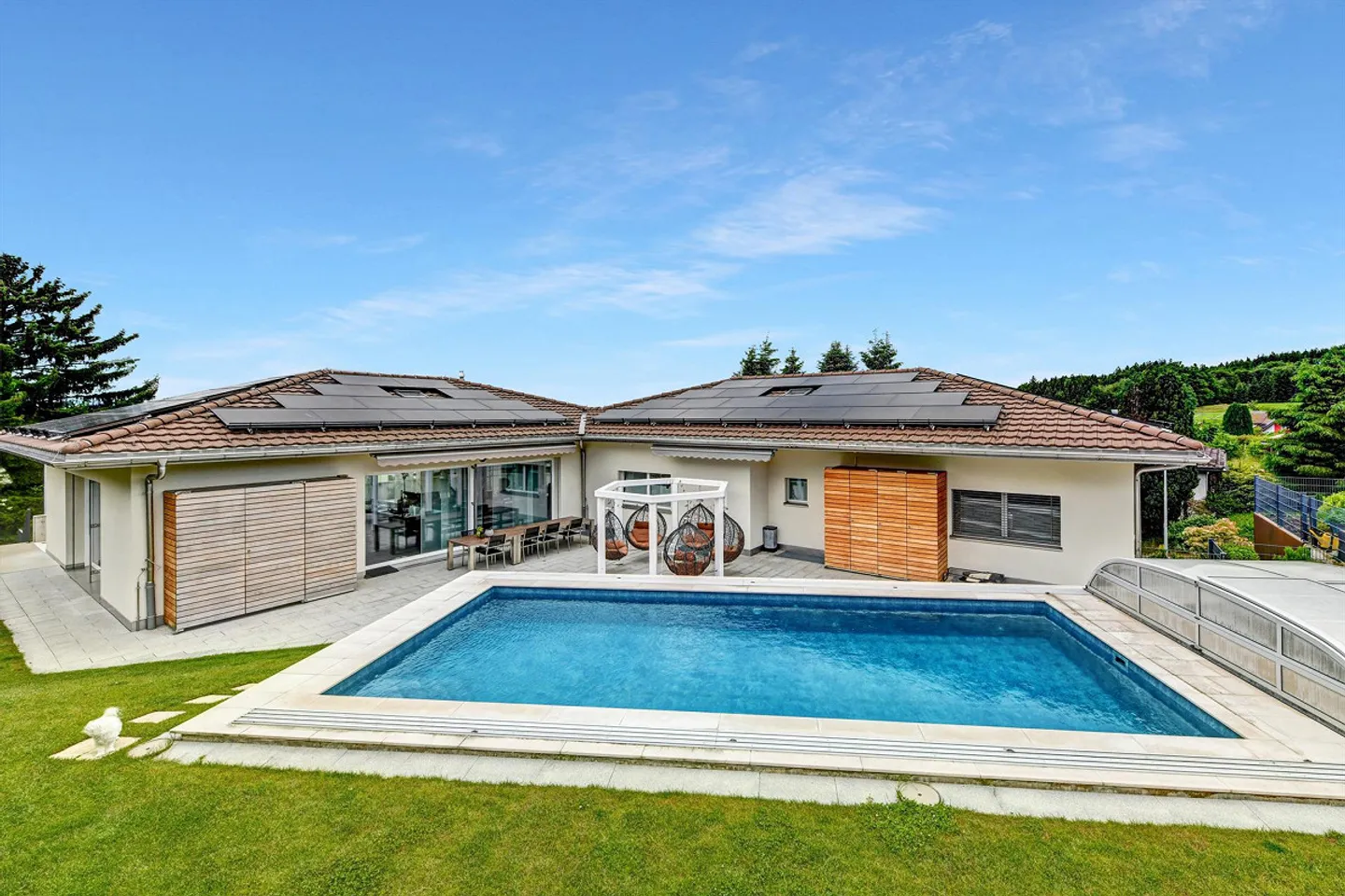 Villa exclusive de 8,5 pièces avec piscine dans un emplacement privilégié à Gossau ! - Photo 2 sur 11