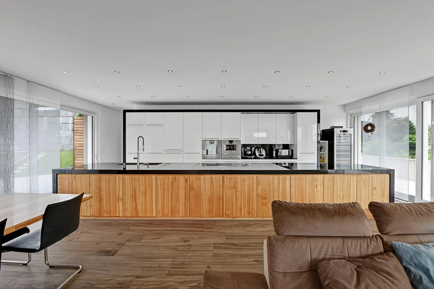 Villa exclusive de 8,5 pièces avec piscine dans un emplacement privilégié à Gossau ! - Photo 3 sur 11