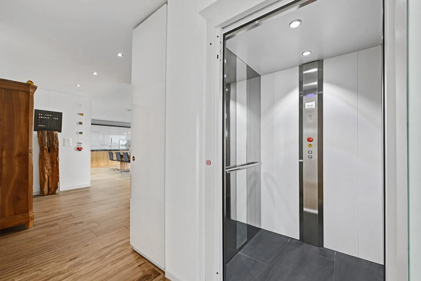 Villa exclusive de 8,5 pièces avec piscine dans un emplacement privilégié à Gossau ! - Photo 8 sur 11