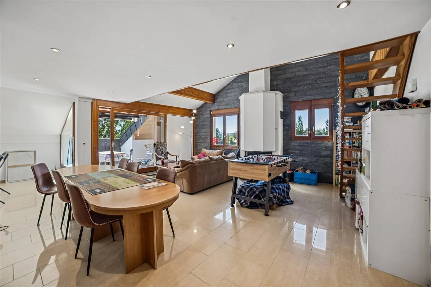 Spacious 4.5 rooms with lake view and converted attic - Photo 1 of 12