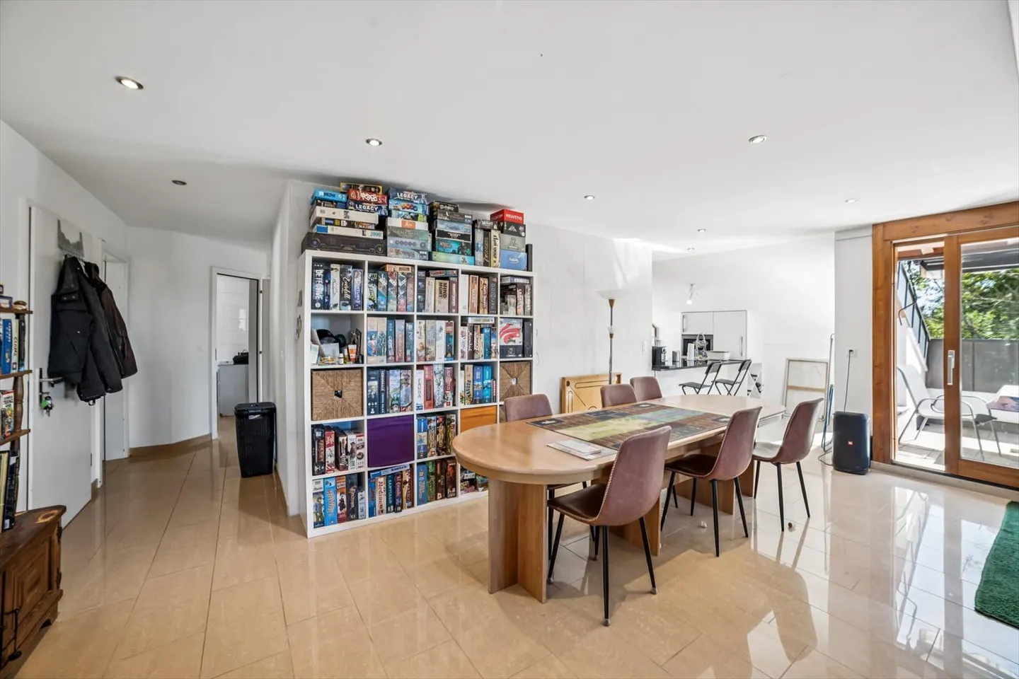 Spacious 4.5 rooms with lake view and converted attic - Photo 2 of 12