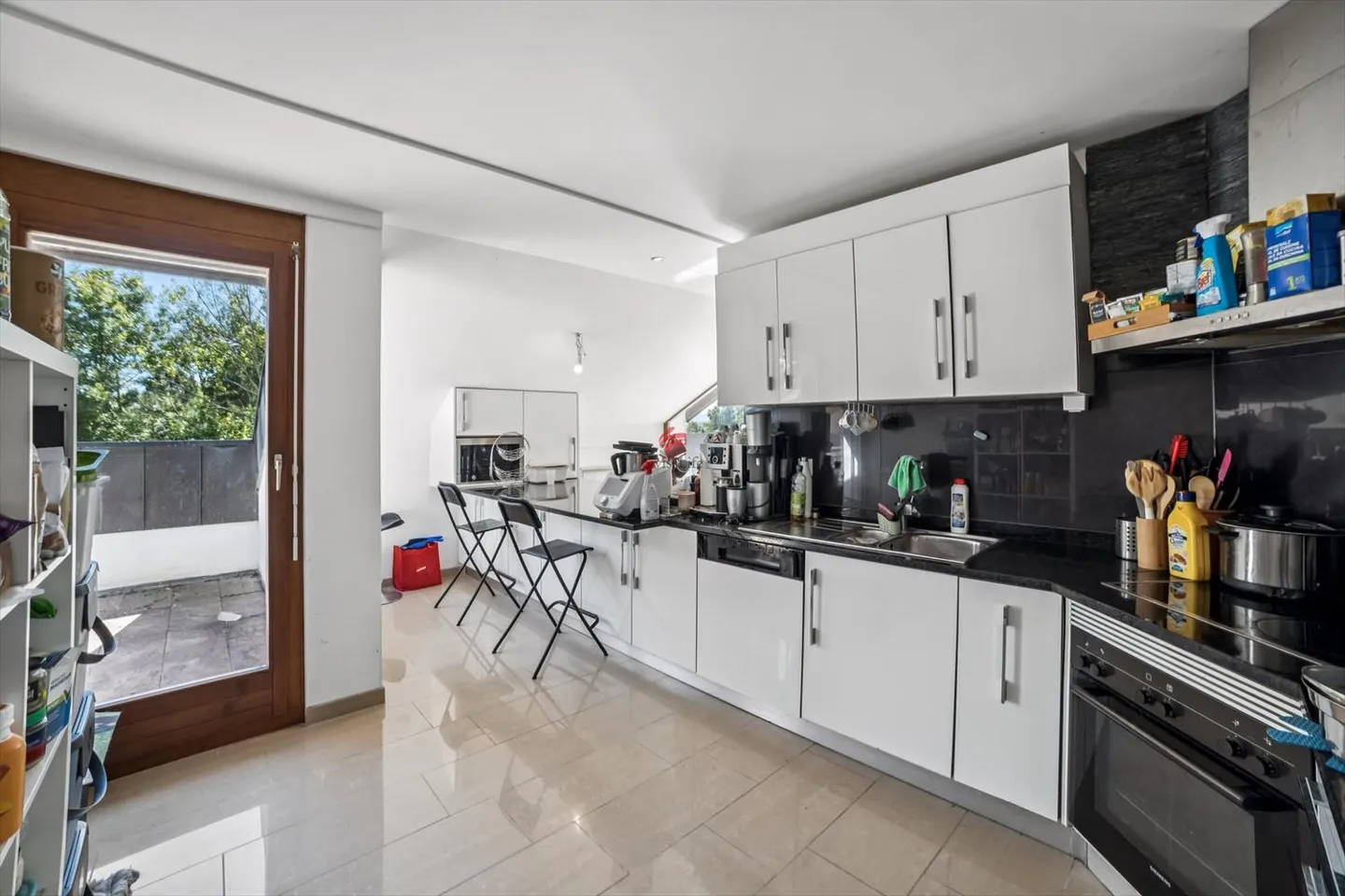 Spacious 4.5 rooms with lake view and converted attic - Photo 3 of 12