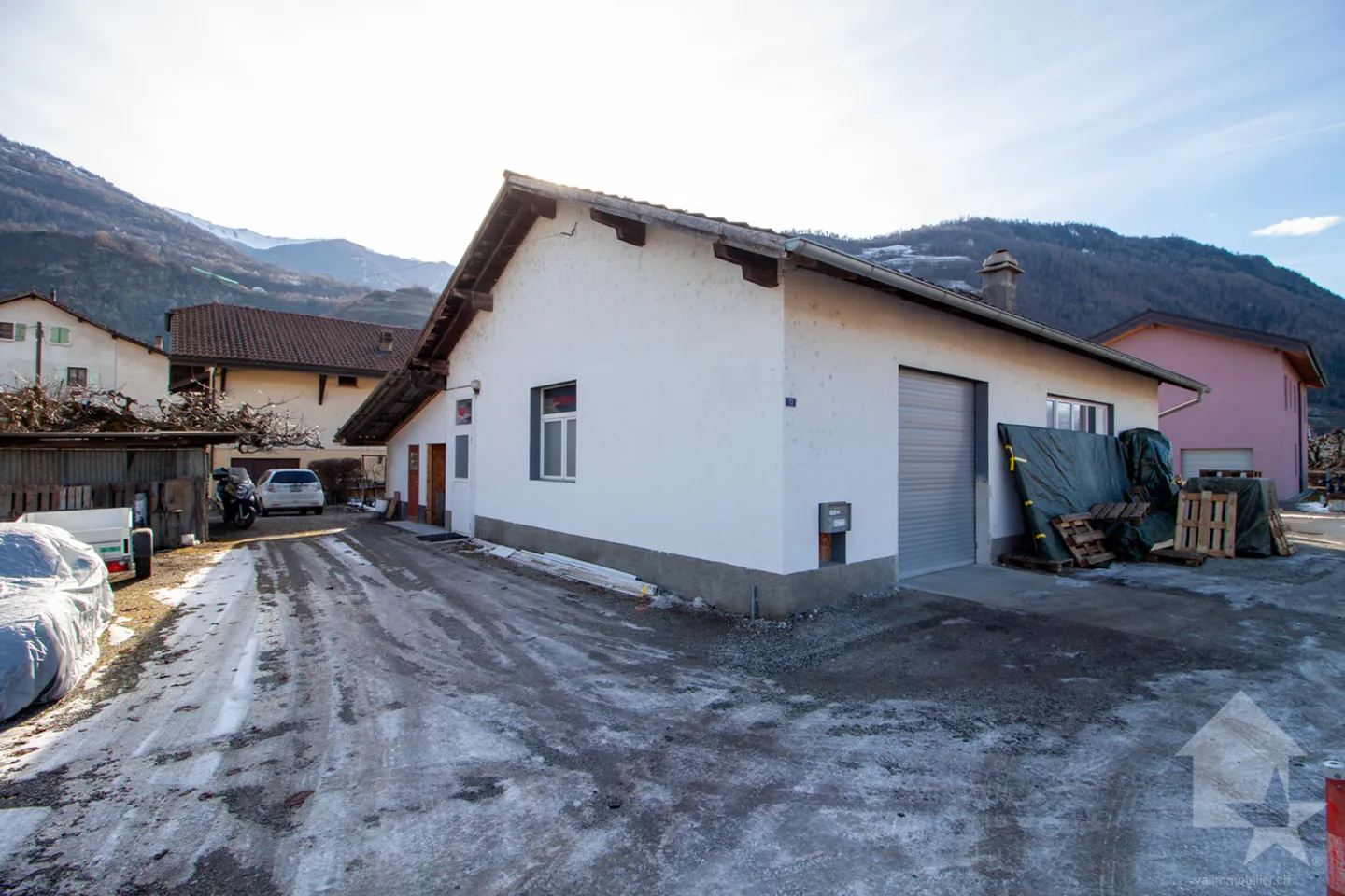 220 m2 Villa in the municipality of Aproz with a 135 m2 workshop - Photo 2 of 53
