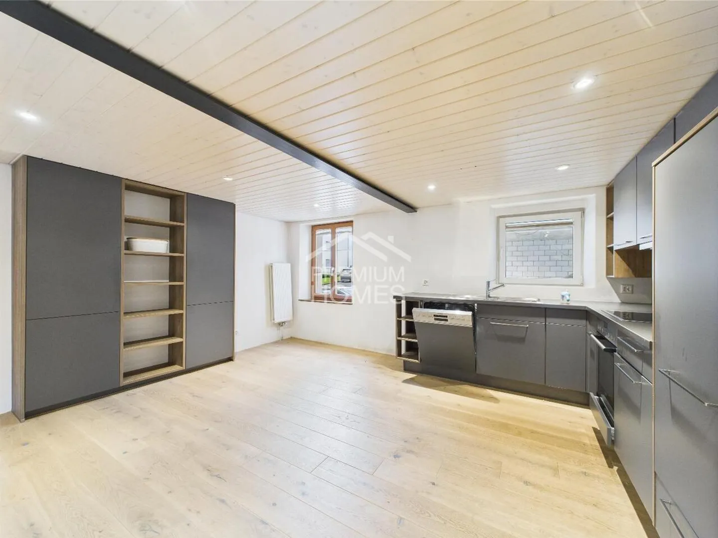 Lumière, Espace et Tranquillité - Maison Bifamiliale avec Potentiel - Photo 5 sur 12