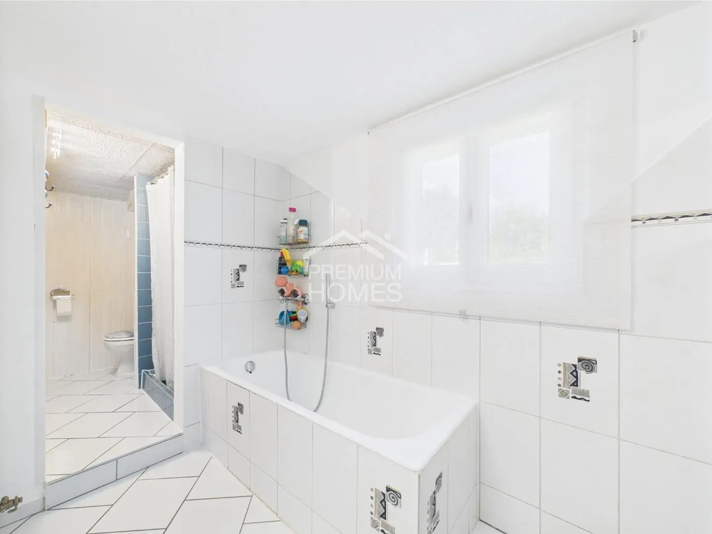 Lumière, Espace et Tranquillité - Maison Bifamiliale avec Potentiel - Photo 10 sur 12