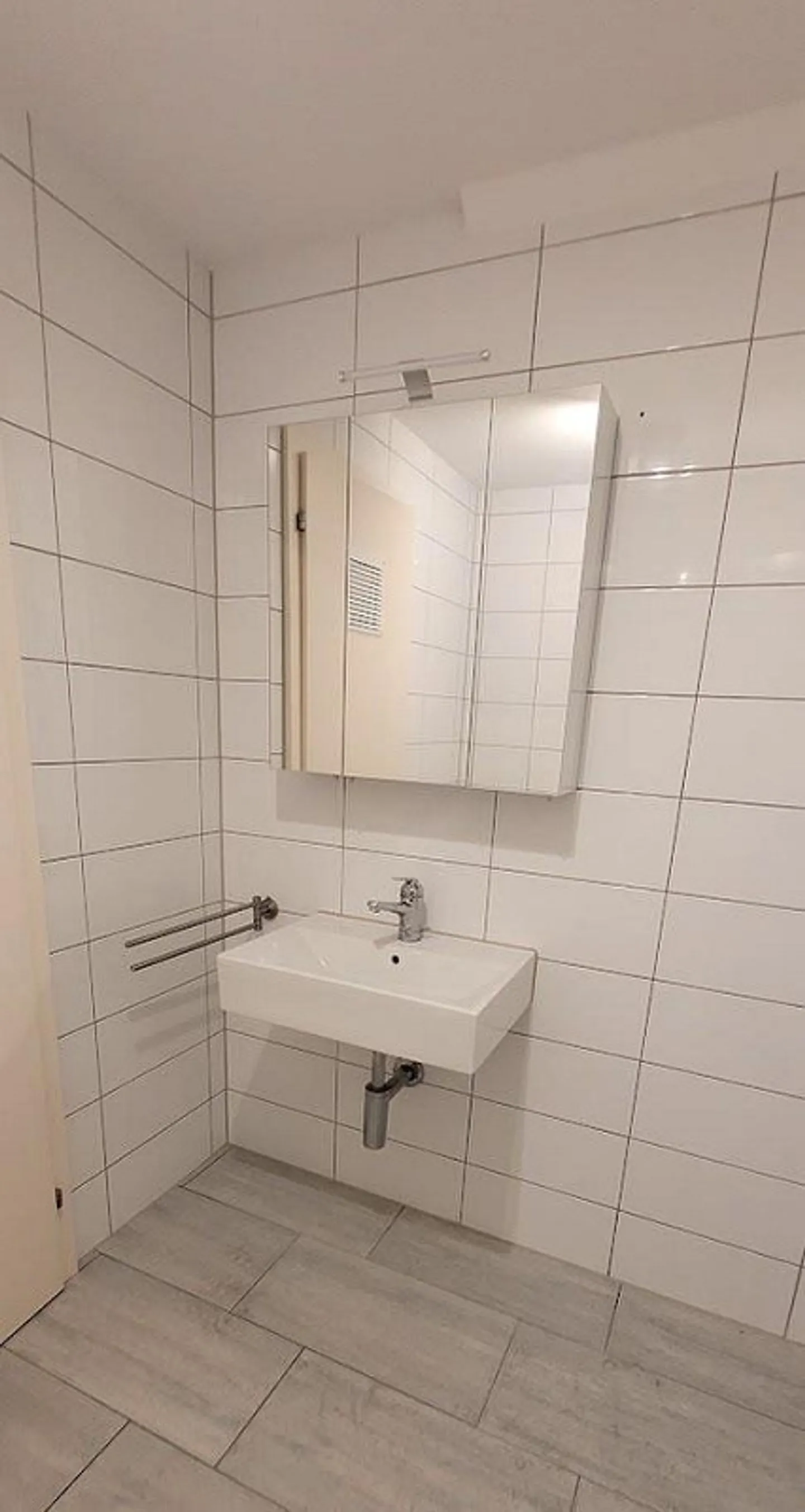 Charming, bright and renovated 2-room apartment - Photo 7 of 7