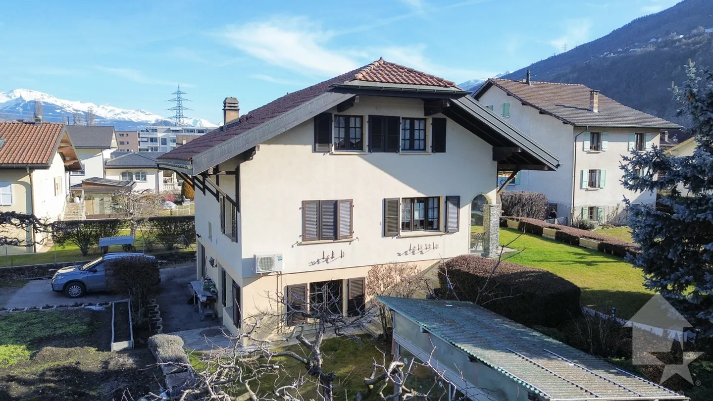 220 m2 Villa in the municipality of Aproz with a 135 m2 workshop - Photo 42 of 53