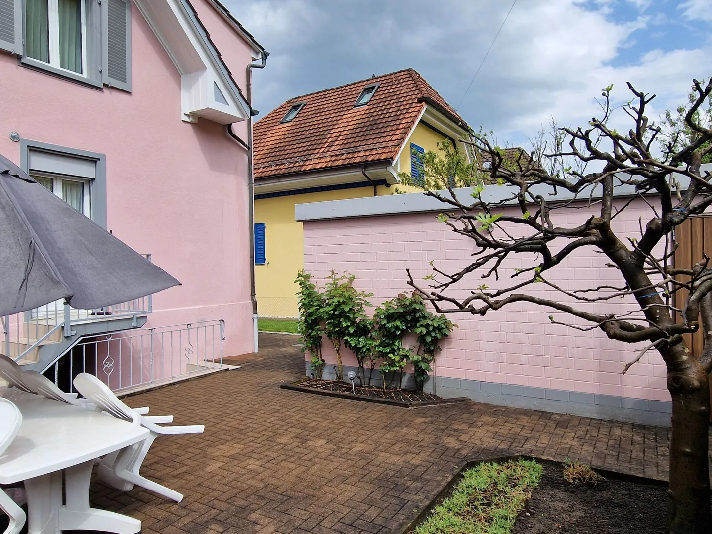 Detached single-family house with 60m2 commercial extension - Photo 3 of 14