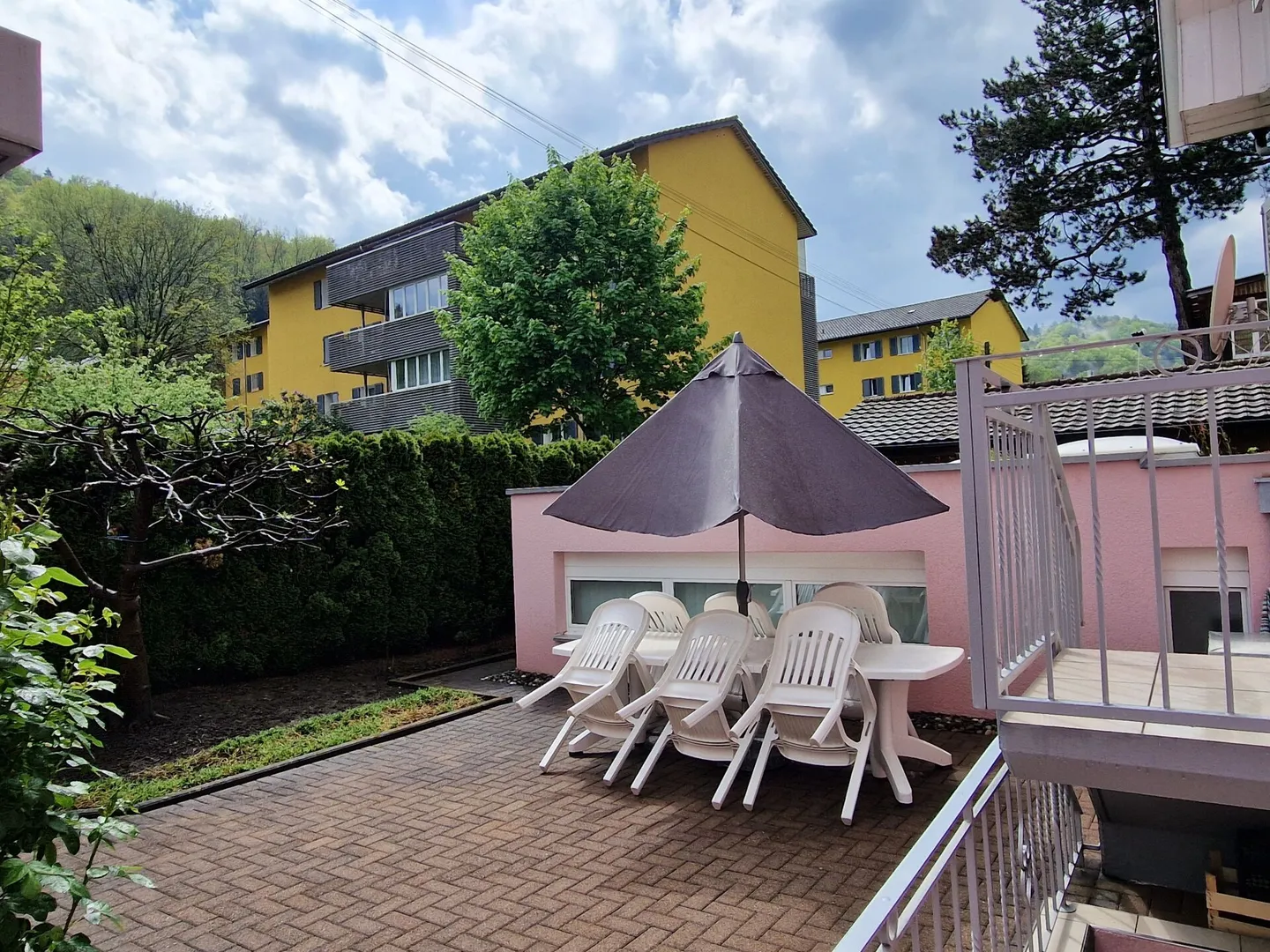Detached single-family house with 60m2 commercial extension - Photo 4 of 14