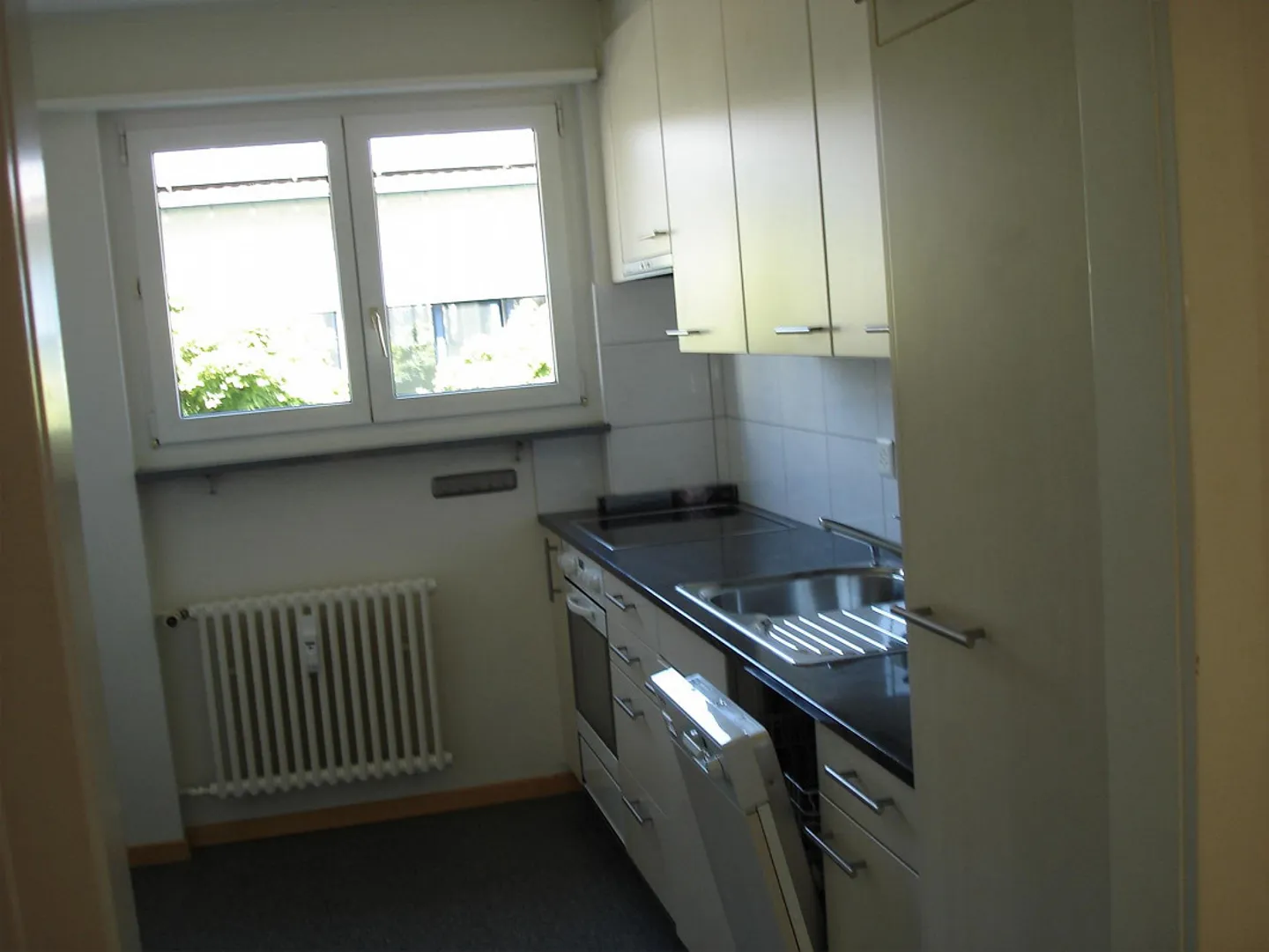 Appartement 4 pièces dans un immeuble calme - Photo 2 sur 6