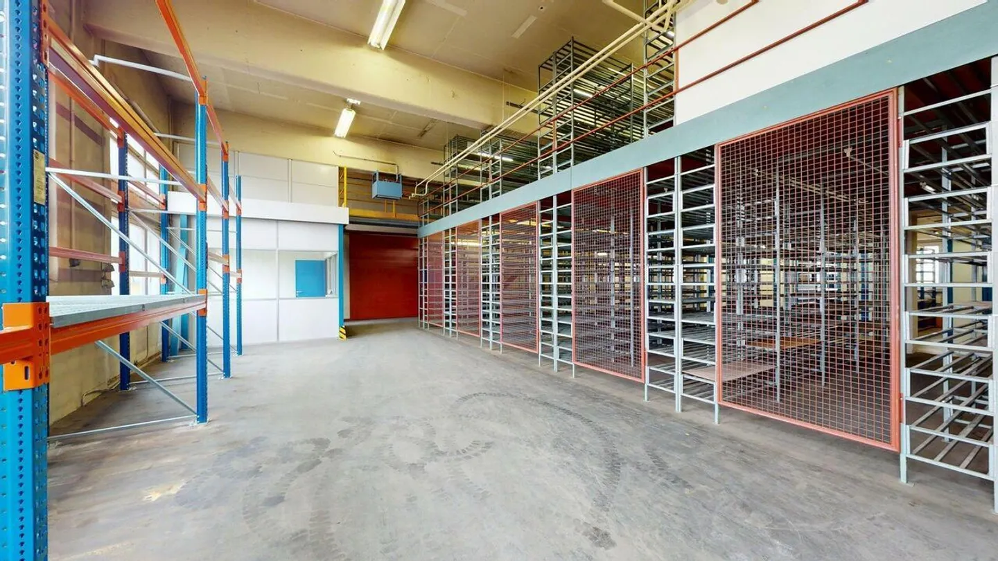 Spazi di stoccaggio in posizione centrale con scaffalature, ascensore per merci e rampe di carico - Foto 2 di 15