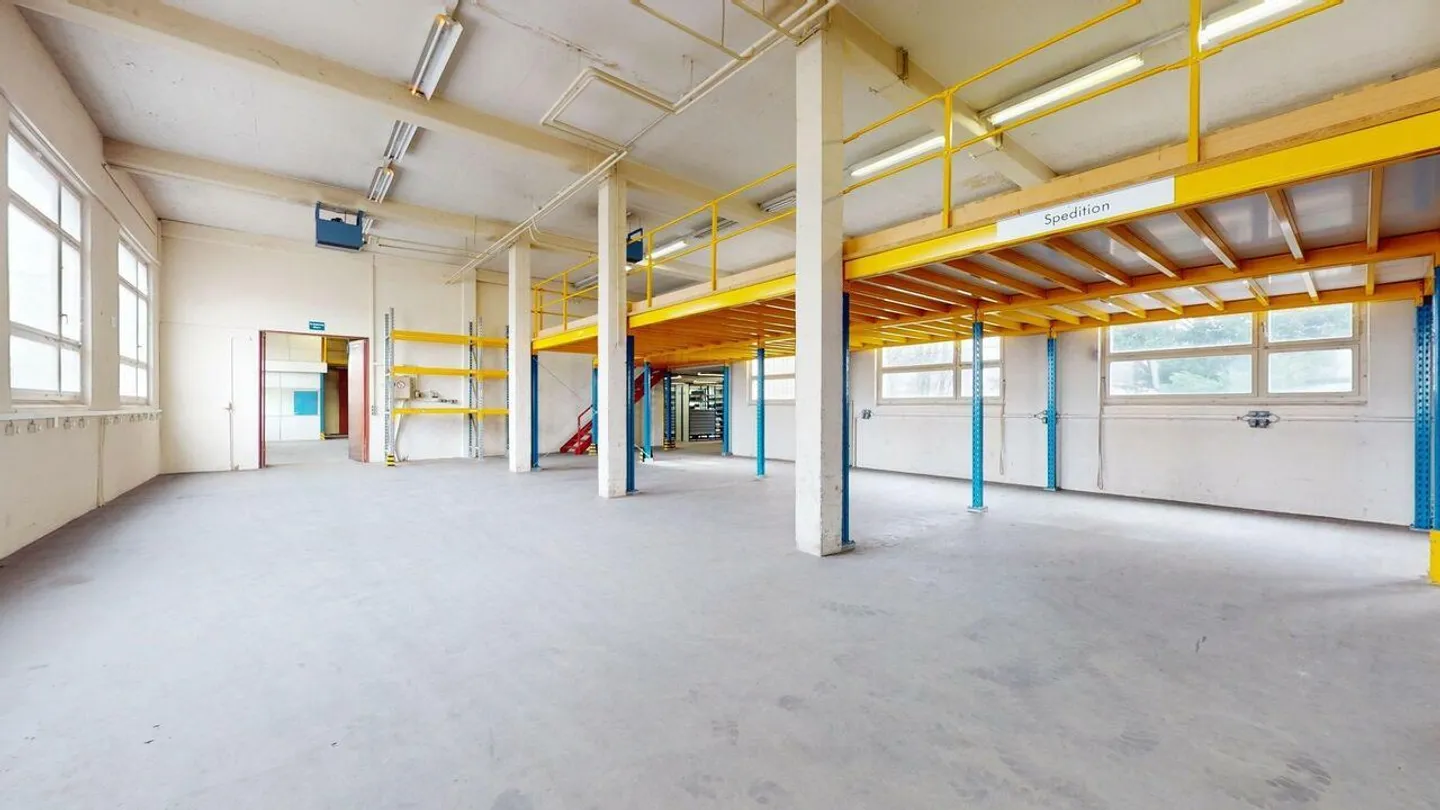 Spazi di stoccaggio in posizione centrale con scaffalature, ascensore per merci e rampe di carico - Foto 5 di 15