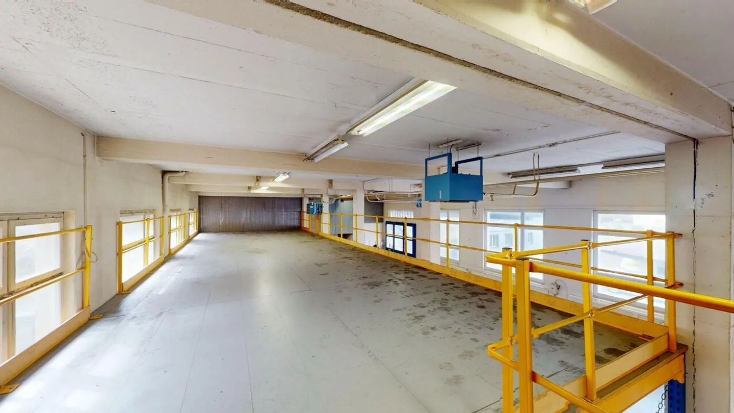 Spazi di stoccaggio in posizione centrale con scaffalature, ascensore per merci e rampe di carico - Foto 12 di 15