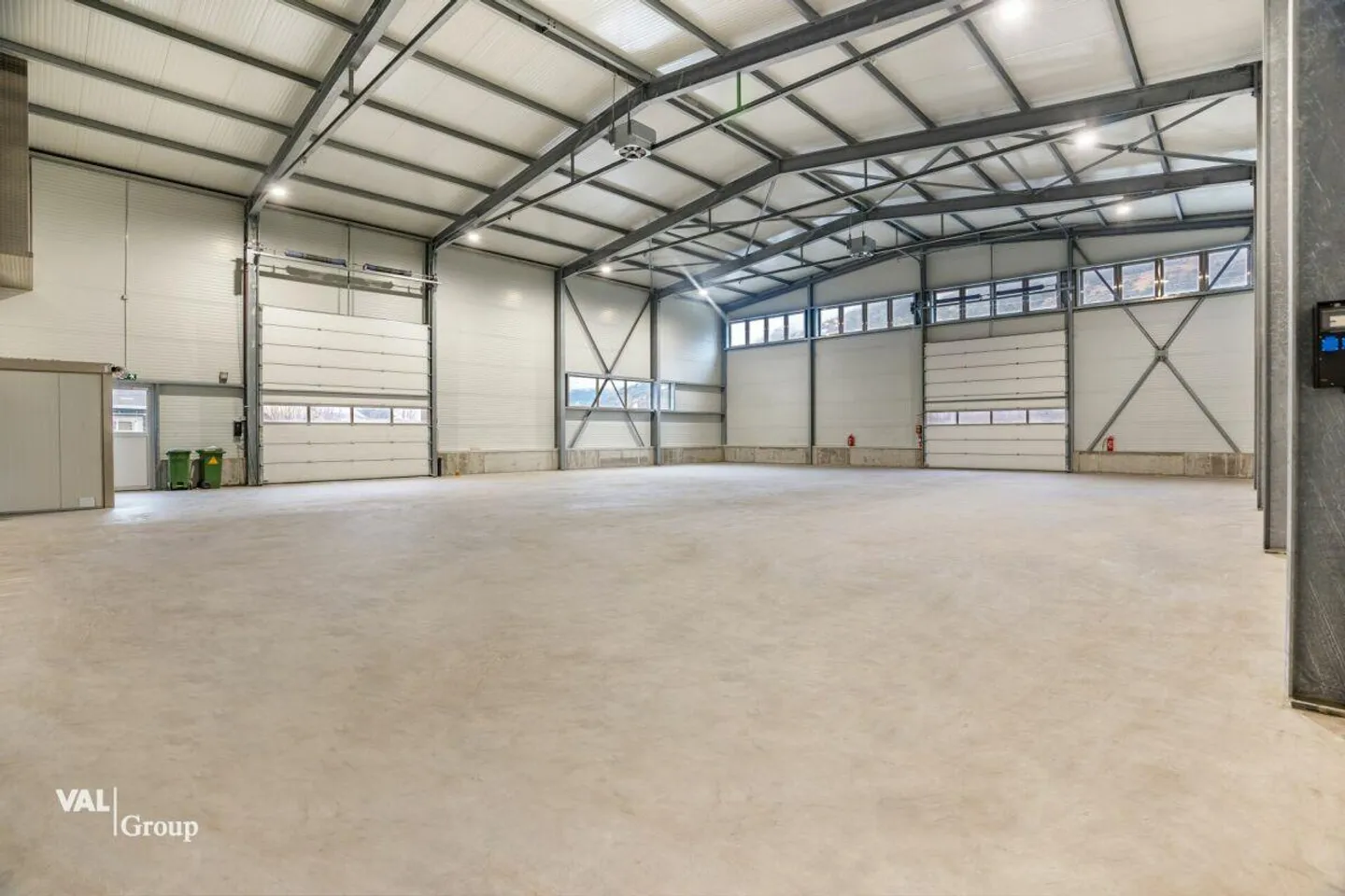 Entrepôt et hall commercial spacieux dans un emplacement optimal pour votre entreprise - Photo 1 sur 11
