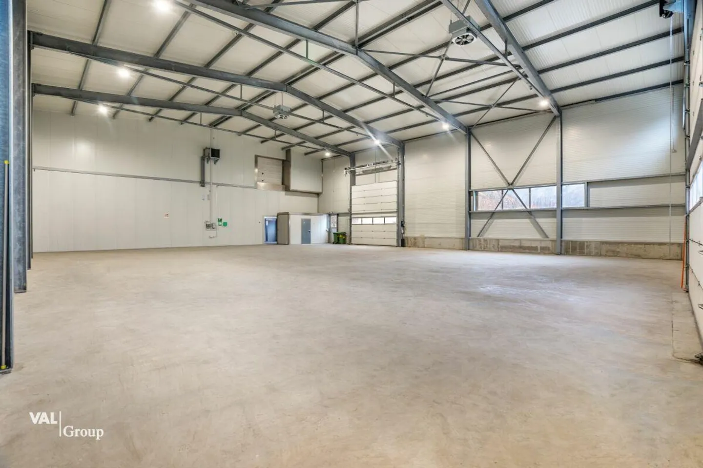 Entrepôt et hall commercial spacieux dans un emplacement optimal pour votre entreprise - Photo 2 sur 11