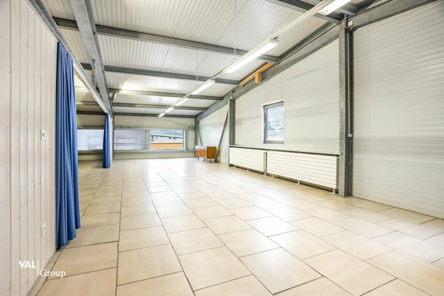 Entrepôt et hall commercial spacieux dans un emplacement optimal pour votre entreprise - Photo 8 sur 11