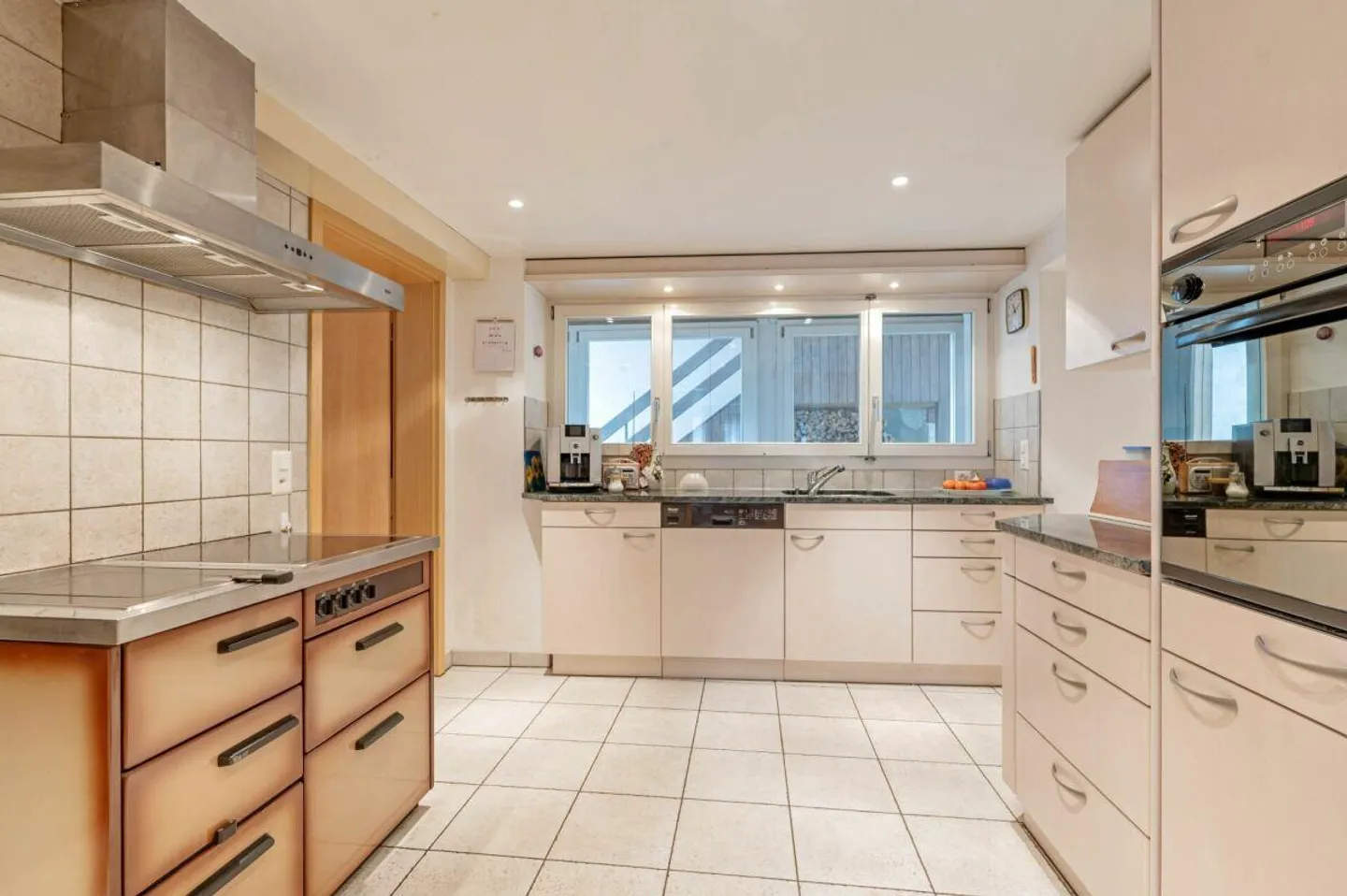 Maison résidentielle avec deux appartements de 2,5 pièces et potentiel de développement dans le calme du centre du village de Remigen - Photo 3 sur 26