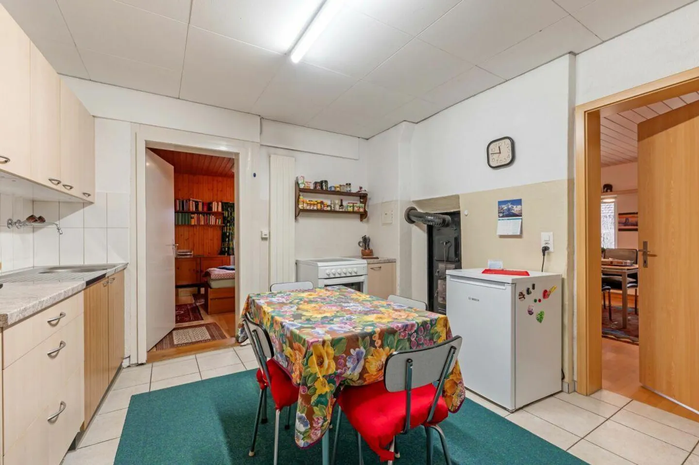 Maison résidentielle avec deux appartements de 2,5 pièces et potentiel de développement dans le calme du centre du village de Remigen - Photo 9 sur 26