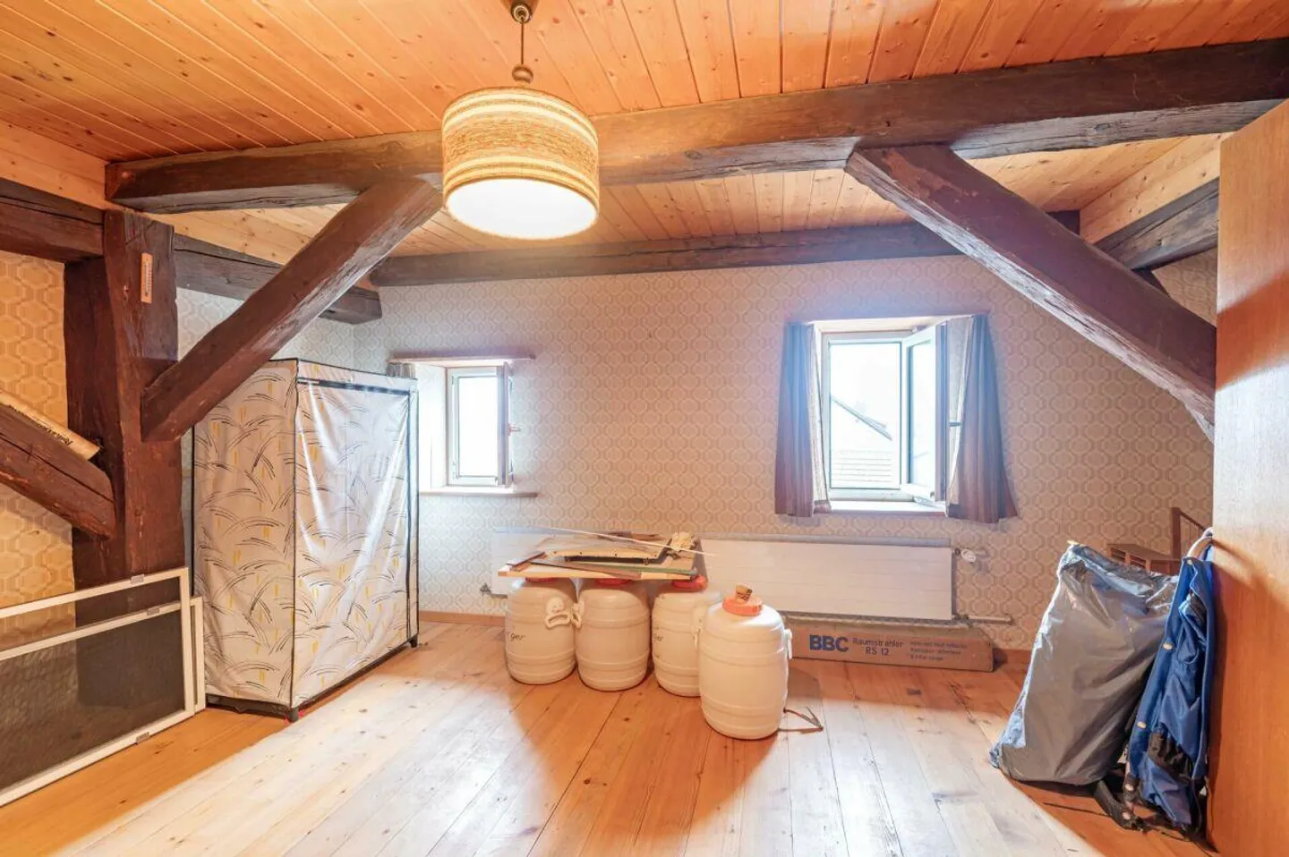 Maison résidentielle avec deux appartements de 2,5 pièces et potentiel de développement dans le calme du centre du village de Remigen - Photo 17 sur 26