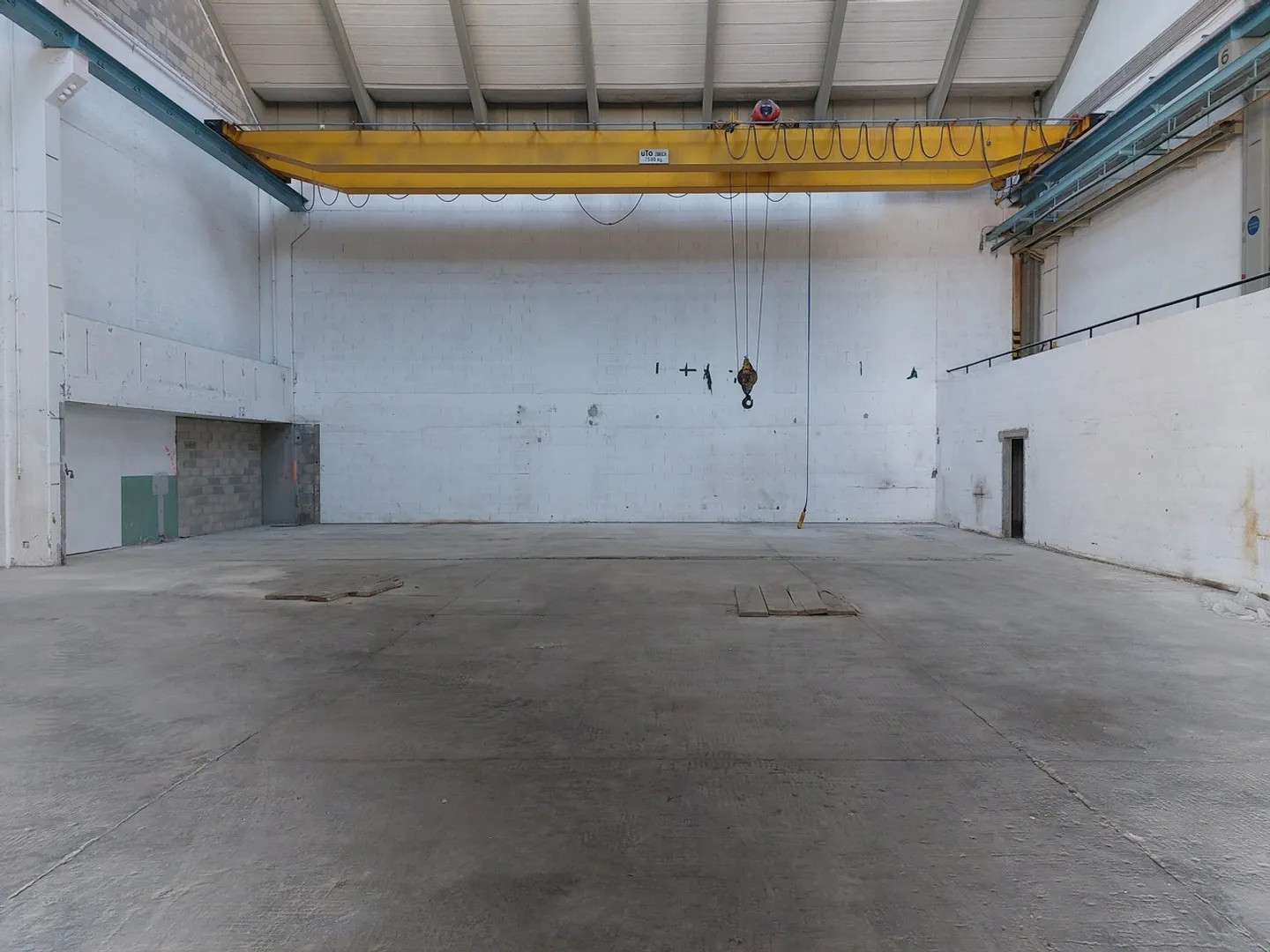 Officina di 350 m2 - Altezza del soffitto di 10 metri con gru a ponte da 7500 kg - Foto 2 di 3