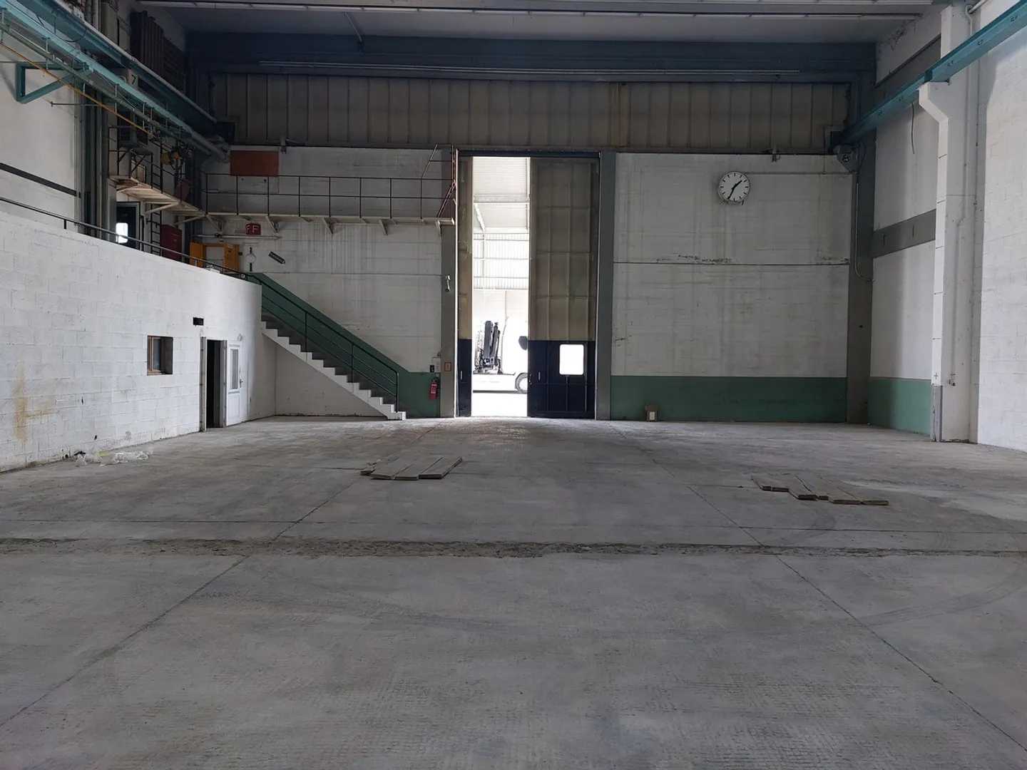 Officina di 350 m2 - Altezza del soffitto di 10 metri con gru a ponte da 7500 kg - Foto 3 di 3