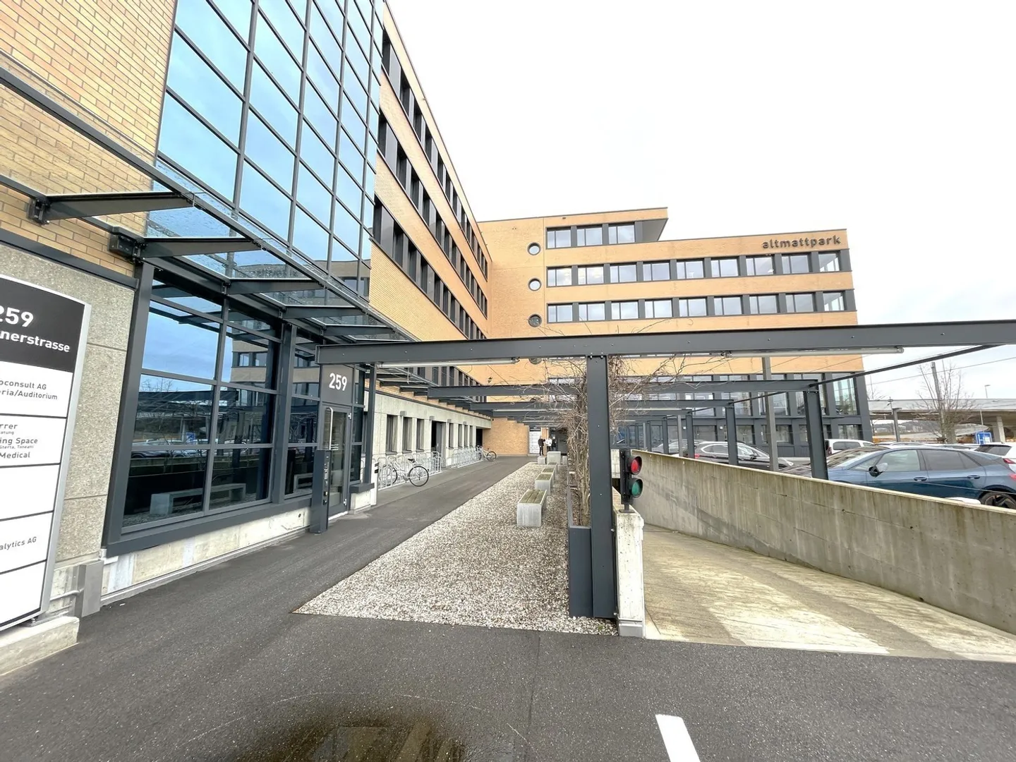 Location de bureaux individuels/espaces commerciaux au 2ème étage - Photo 2 sur 6