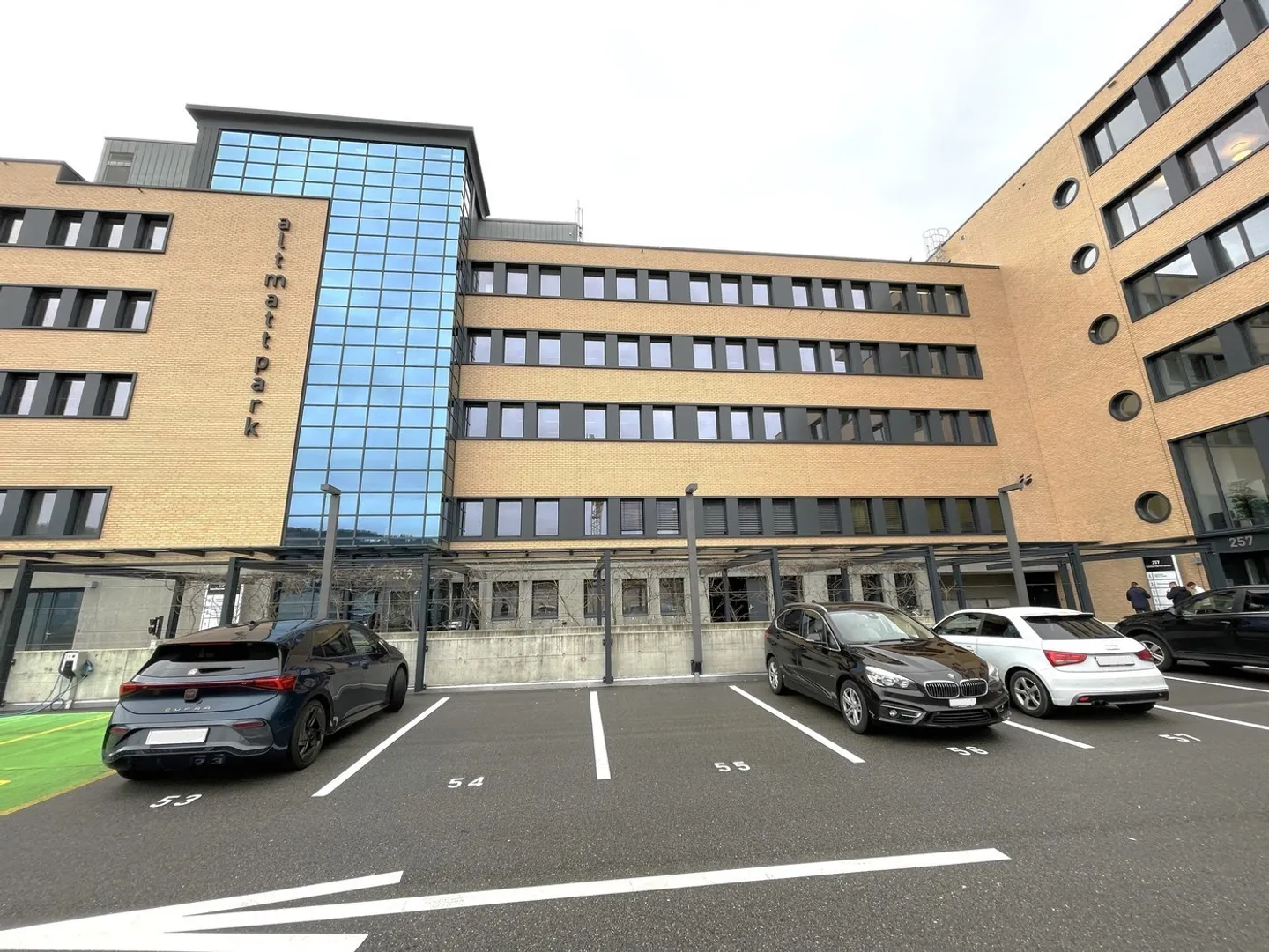 Location de bureaux individuels/espaces commerciaux au 2ème étage - Photo 1 sur 6