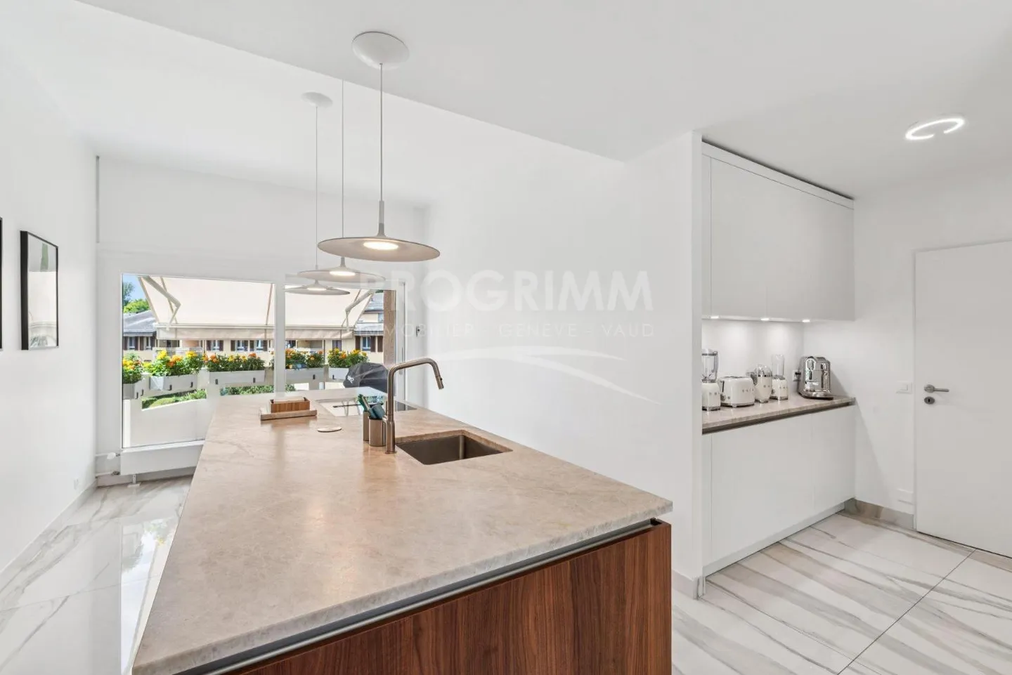 Magnificent 4-room apartment + 1 office - 3 parking spaces - Elevator - Photo 3 of 10