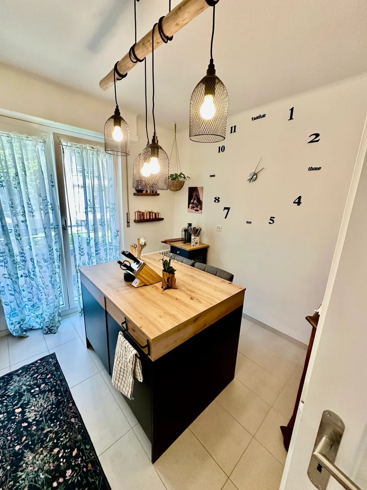 Appartement moderne avec commodités - Photo 3 sur 10