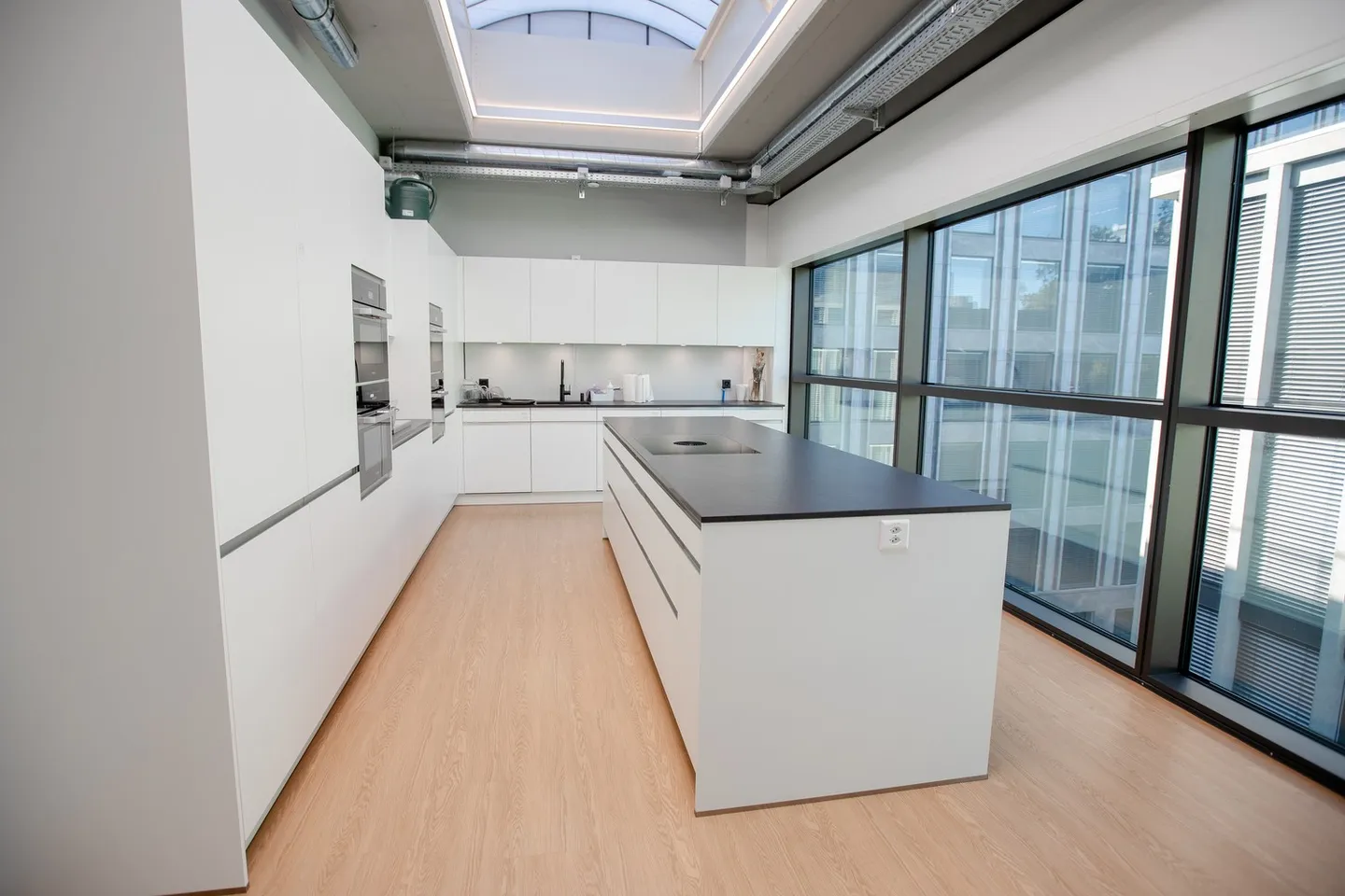 Exclusive office and showroom spaces with car lift up to 5,700 m² - Photo 6 of 10