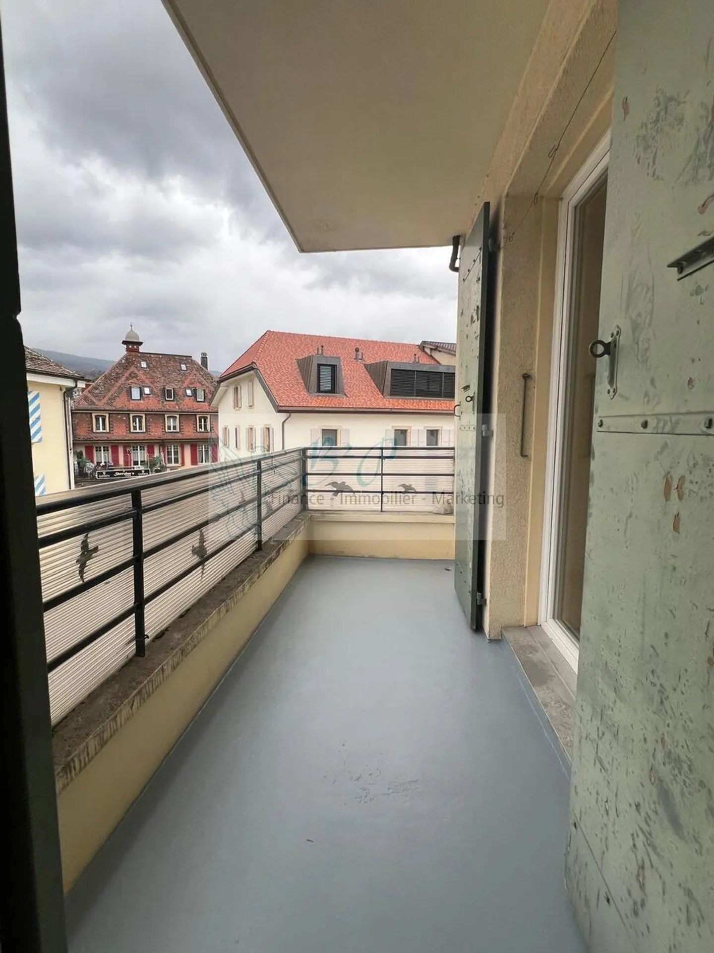 3,5-Zimmer-Wohnung mit zwei Balkonen im Zentrum von Colombier - Foto 6 von 10