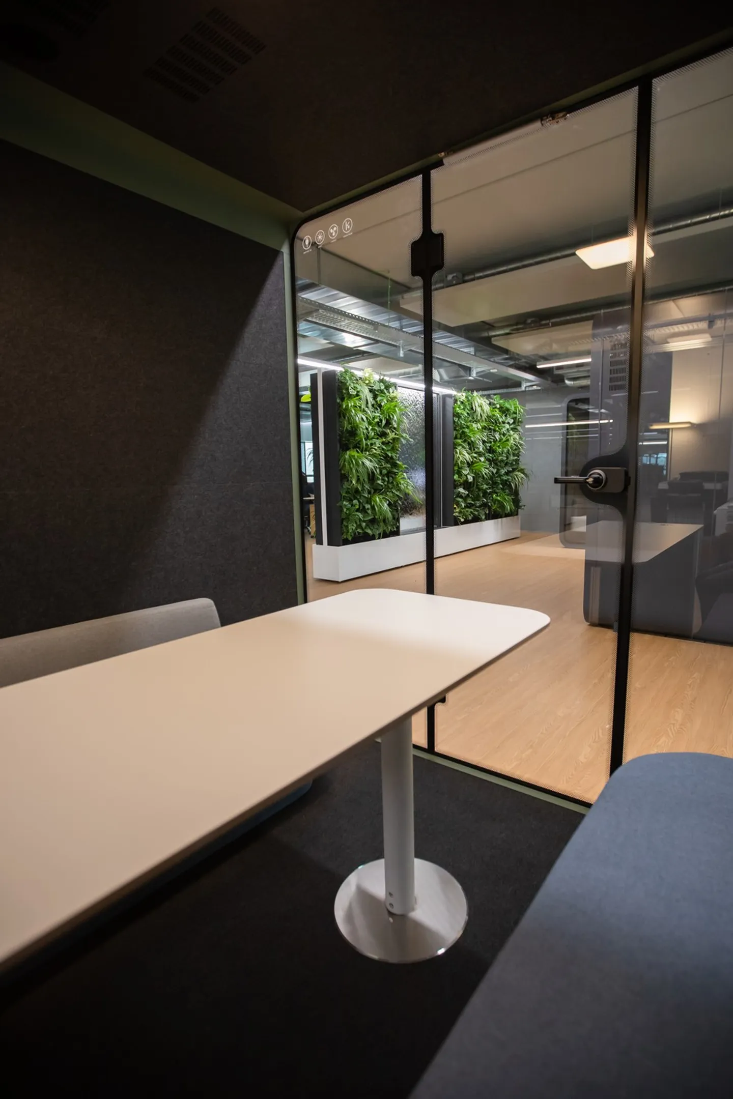 Exclusive office and showroom spaces with car lift up to 5,700 m² - Photo 9 of 10
