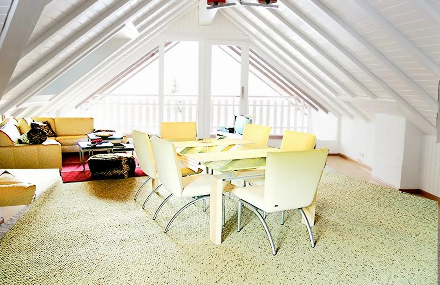 Attico ristrutturato con grande loggia - Foto 2 di 16