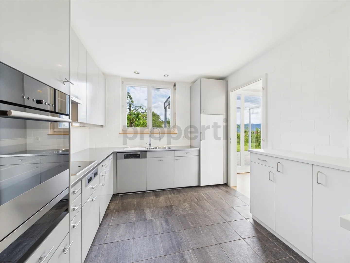 Casa unifamiliare modernizzata e indipendente a Lostorf - adatta alle famiglie, tranquilla e centralmente situata - Foto 4 di 12