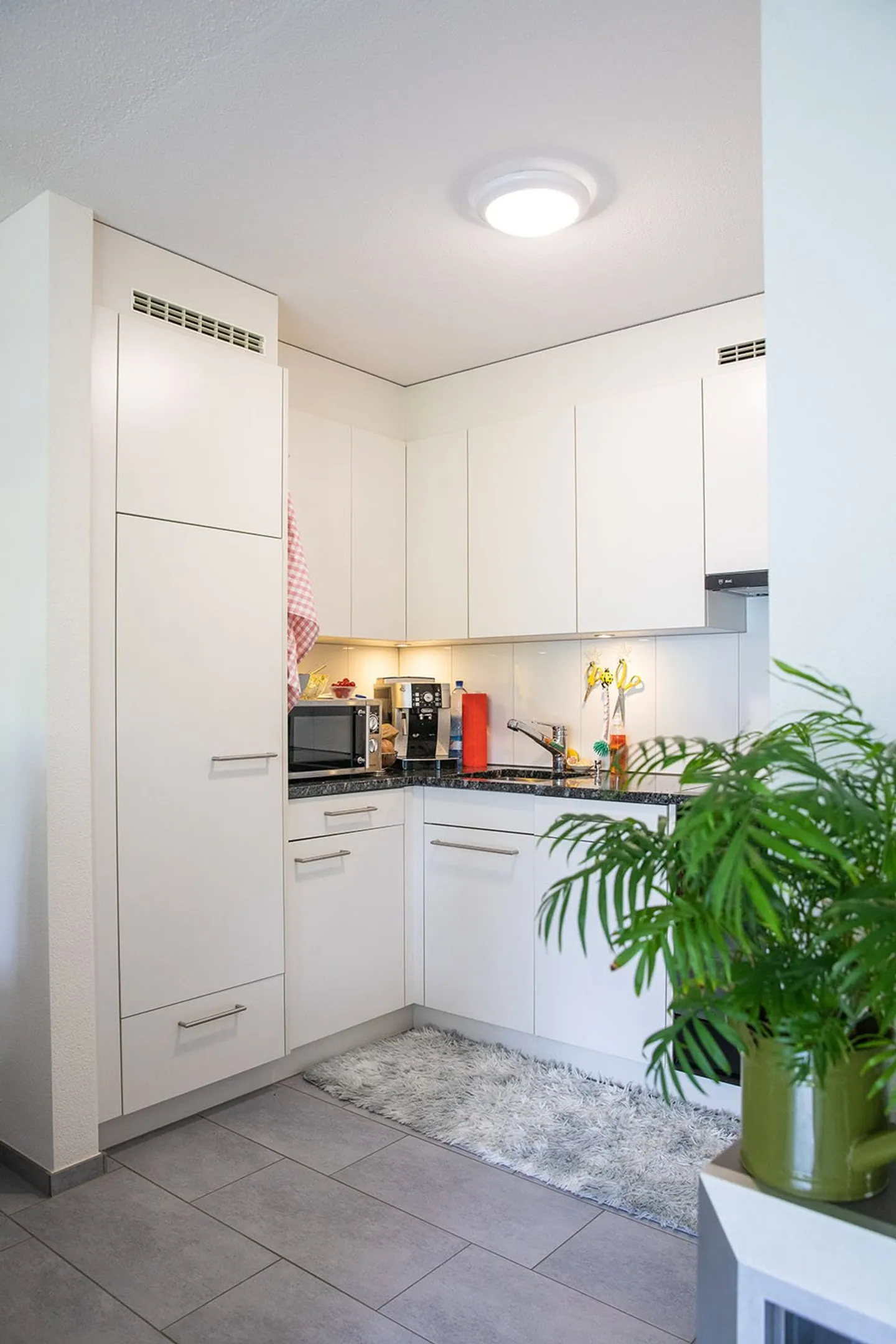 Appartamento 2½ locali ben tenuto con ascensore e panorama montano - Foto 4 di 7