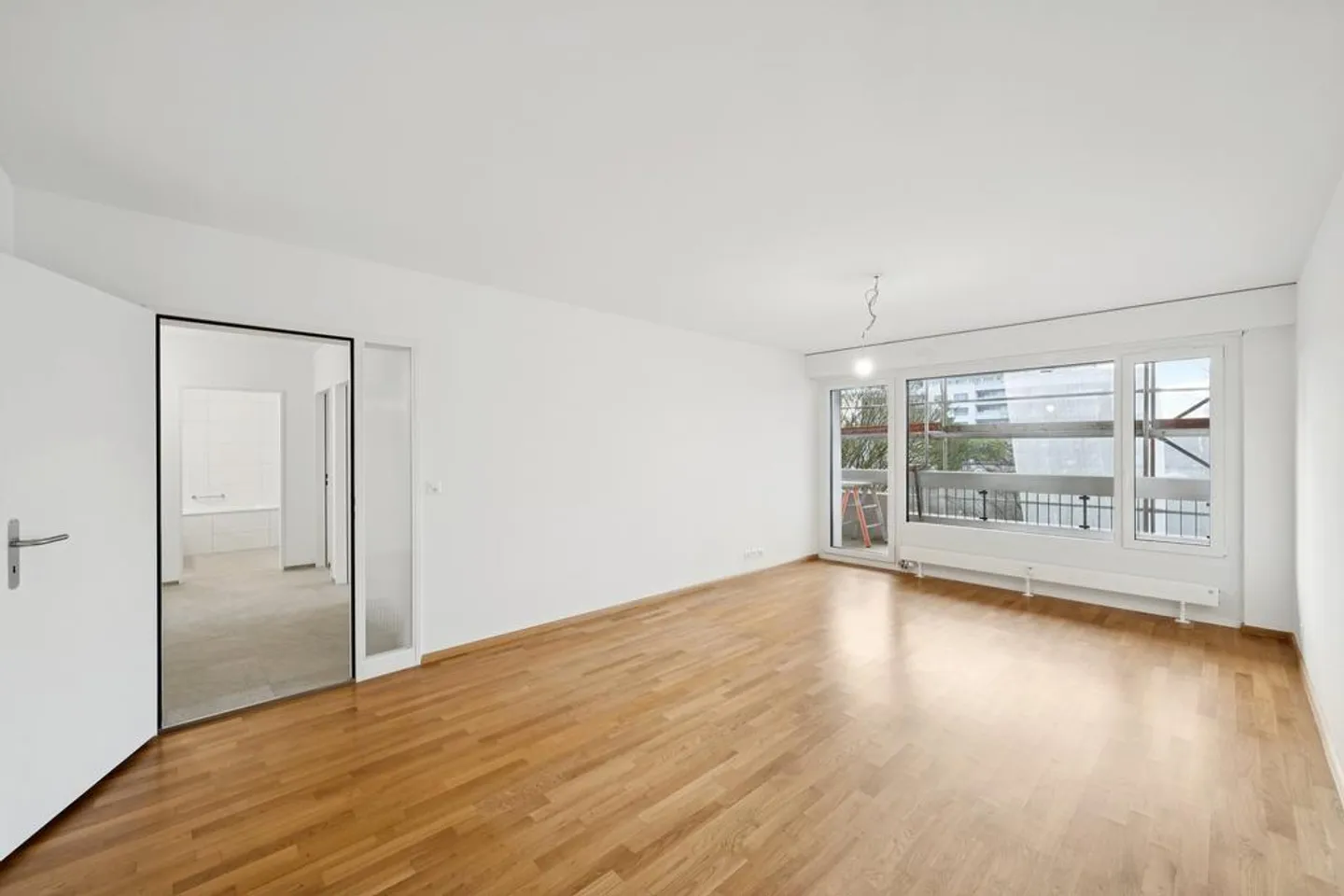 Lichtdurchflutete Wohnung mit grossem Balkon an ruhiger Lage - Foto 3 von 10