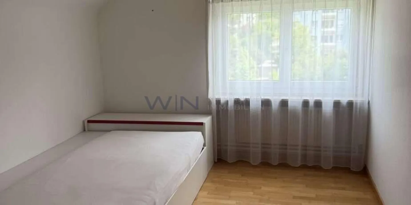 Geräumiges freistehendes Haus mit Garten - Foto 8 von 13