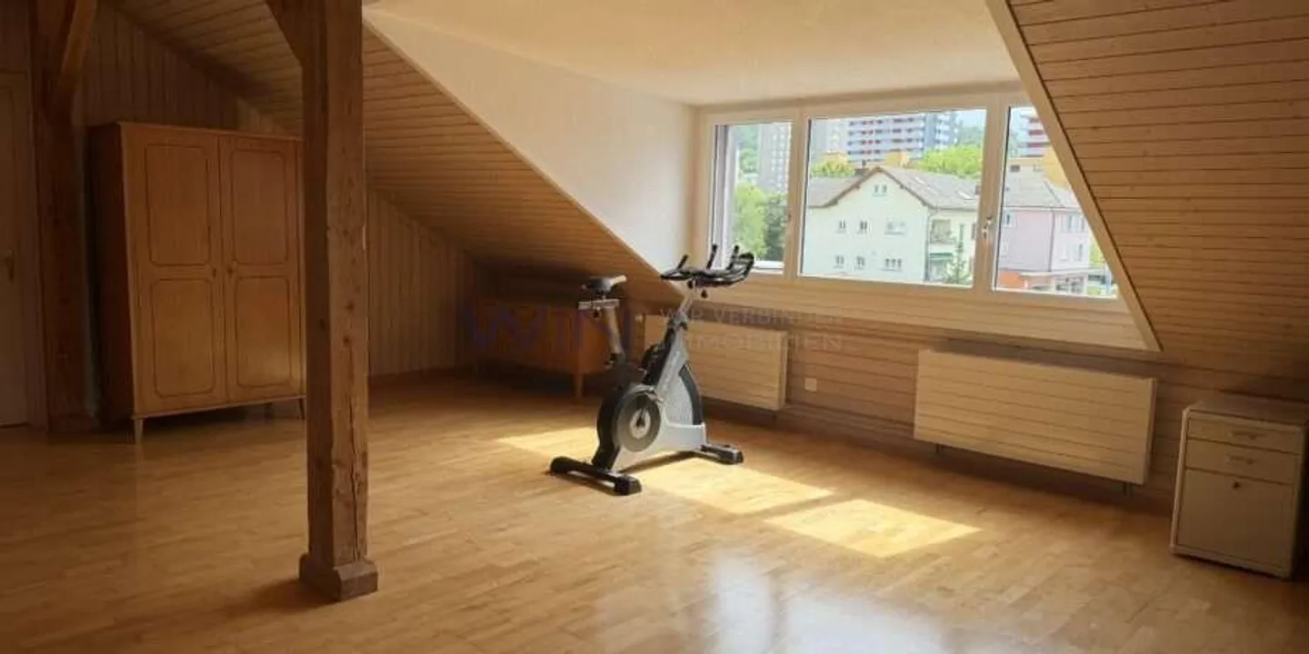 Geräumiges freistehendes Haus mit Garten - Foto 9 von 13